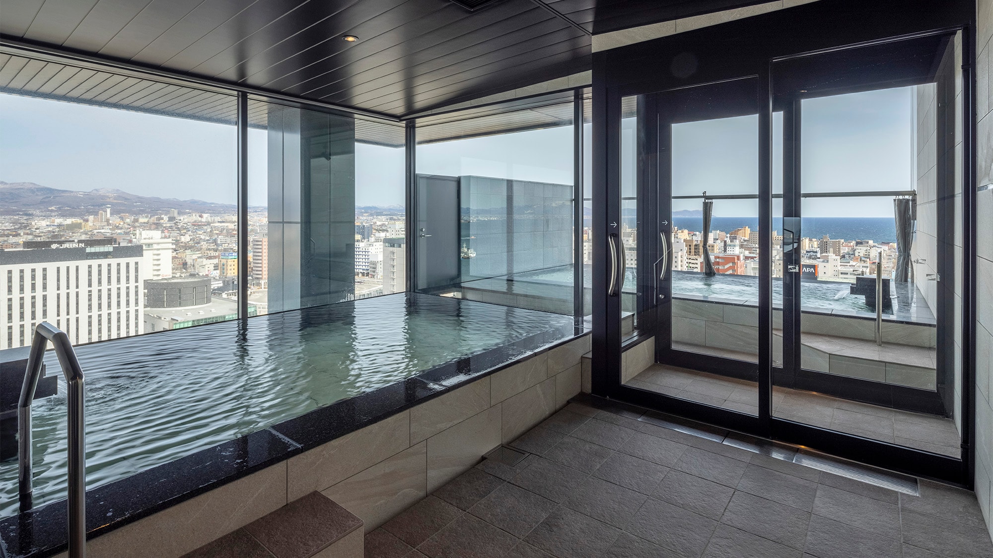 ■Large communal bath/Relieve your daily fatigue in the large communal bath with a panoramic view of the city