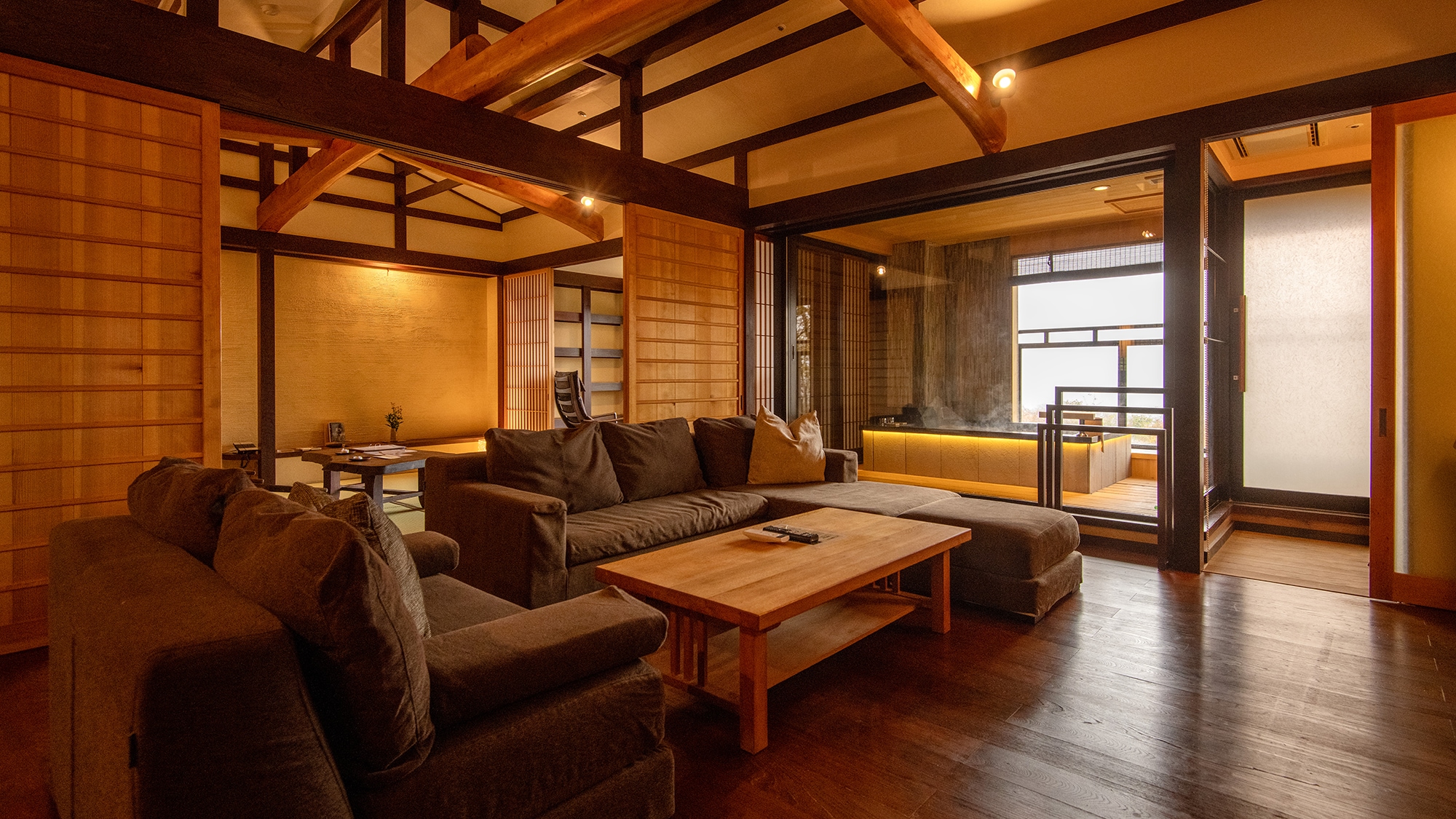 [Special room with open-air bath] A luxurious guest room featuring Hida architecture throughout