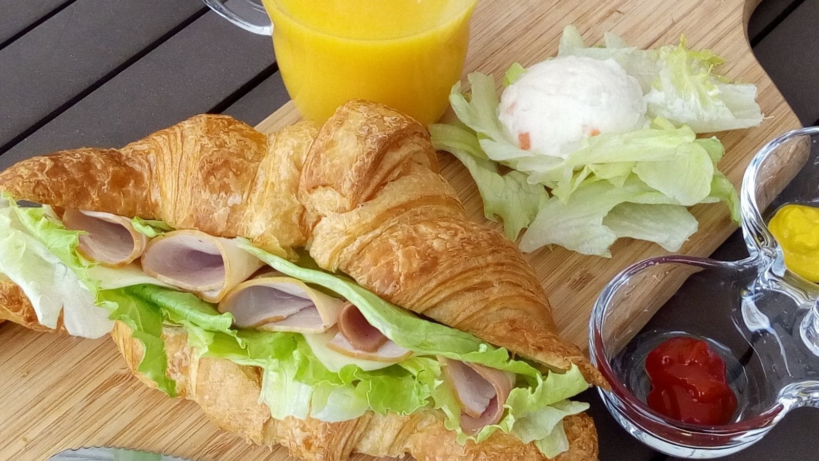 Nguyên liệu cho bữa sáng (sáng trên sân thượng)