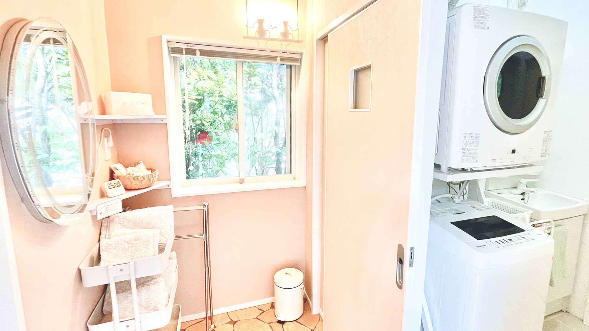 ・[Laundry] A washing machine and dryer are provided in the room. You can keep your room clean even if you are staying multiple nights.