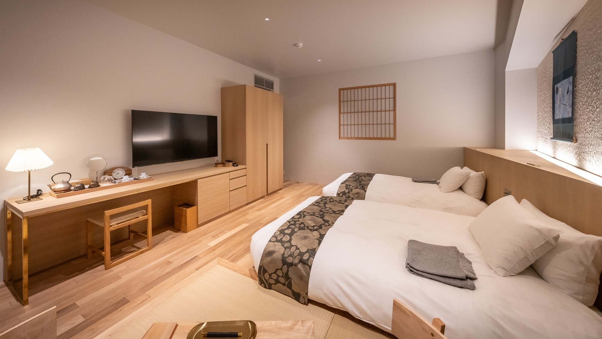 [Deluxe Room] 47.76 to 49.42 square meters. The room is decorated with high-quality interior decor.