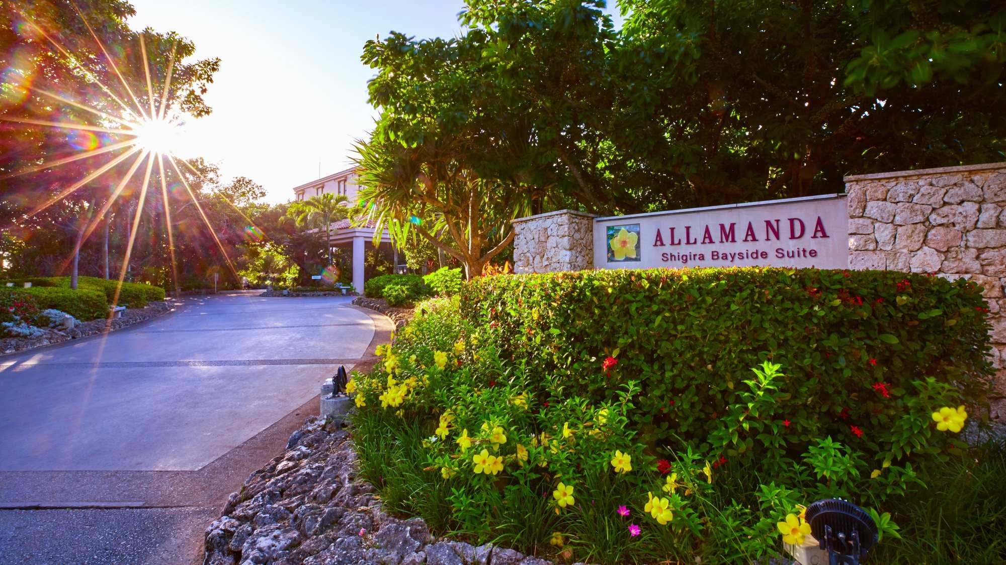 [Shigira Bayside Suite Allamanda] Entrance entrance. Allamanda flowers with a tropical feel welcome you.
