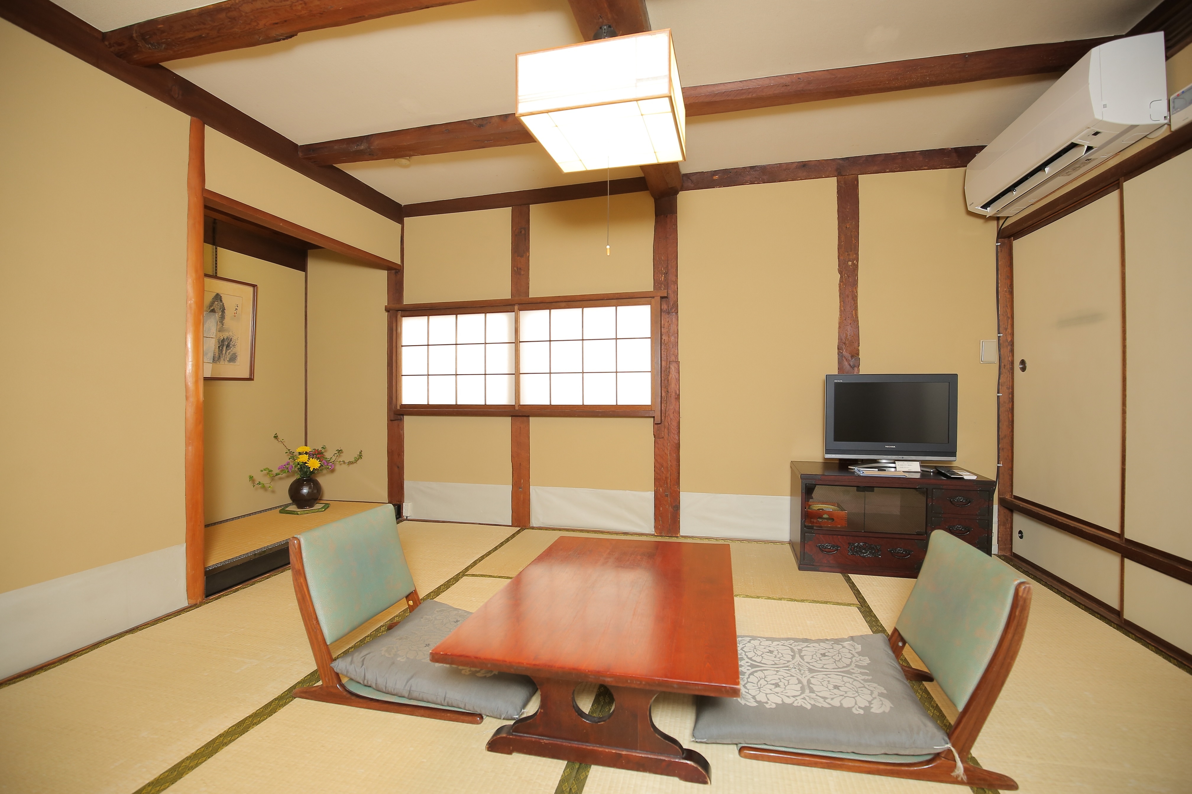 Washu-no-ma (kamar 8 tikar tatami, kamar sebelah 2 tikar tatami)