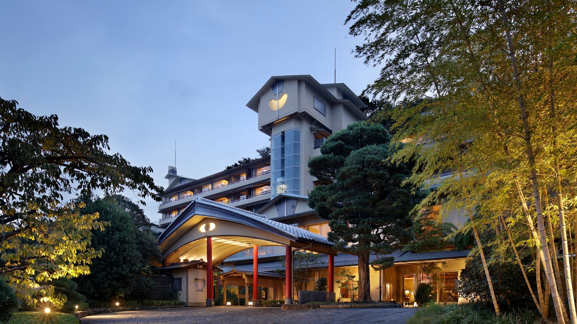 A Japanese atmosphere on a hill overlooking the city of Ito and the sea. Immerse yourself in the elegance of each season in a residence that celebrates the beauty of nature.