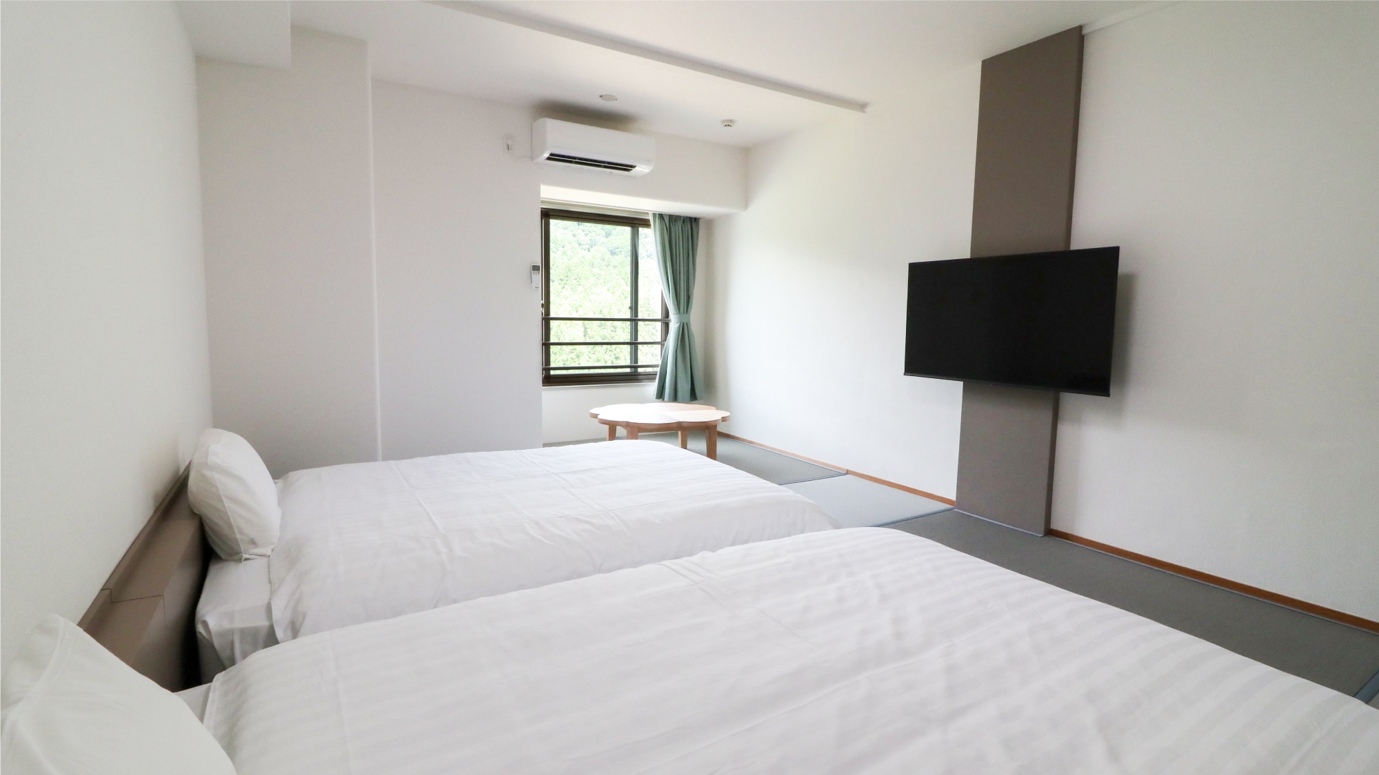 [Japanese-style bedroom (example)] Approx. 37 m2 (approx. 10.5 tatami mats) / Maximum of 5 people [Non-smoking] *The layout is an example