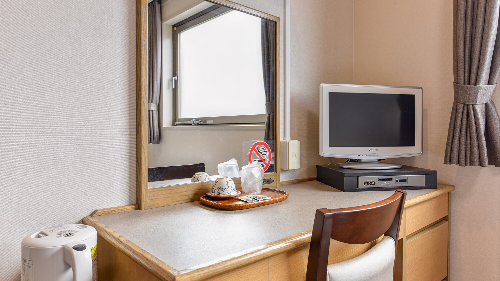 * [Example of a non-smoking single room] Desk and TV area.