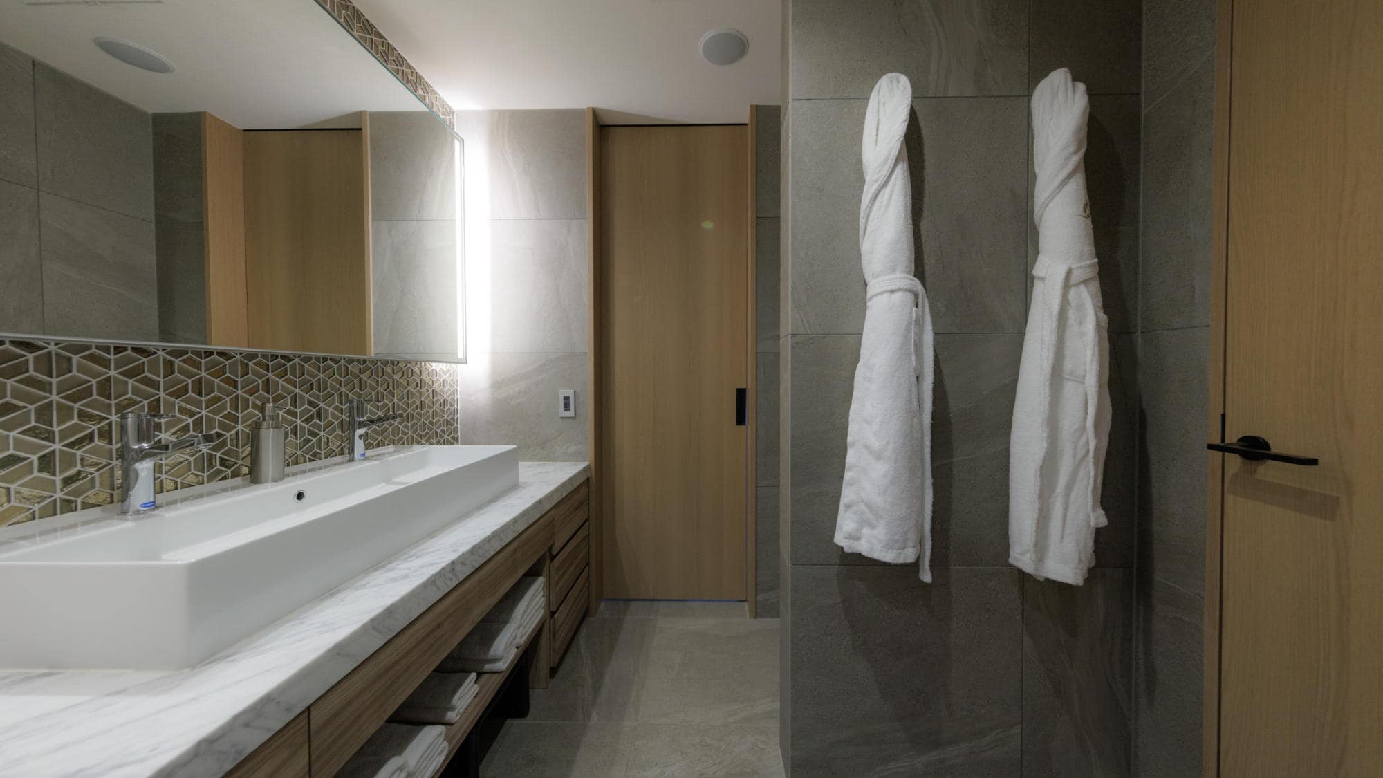 [HIBIYA Suite (Twin)] Bathroom: Can be used by two people together.