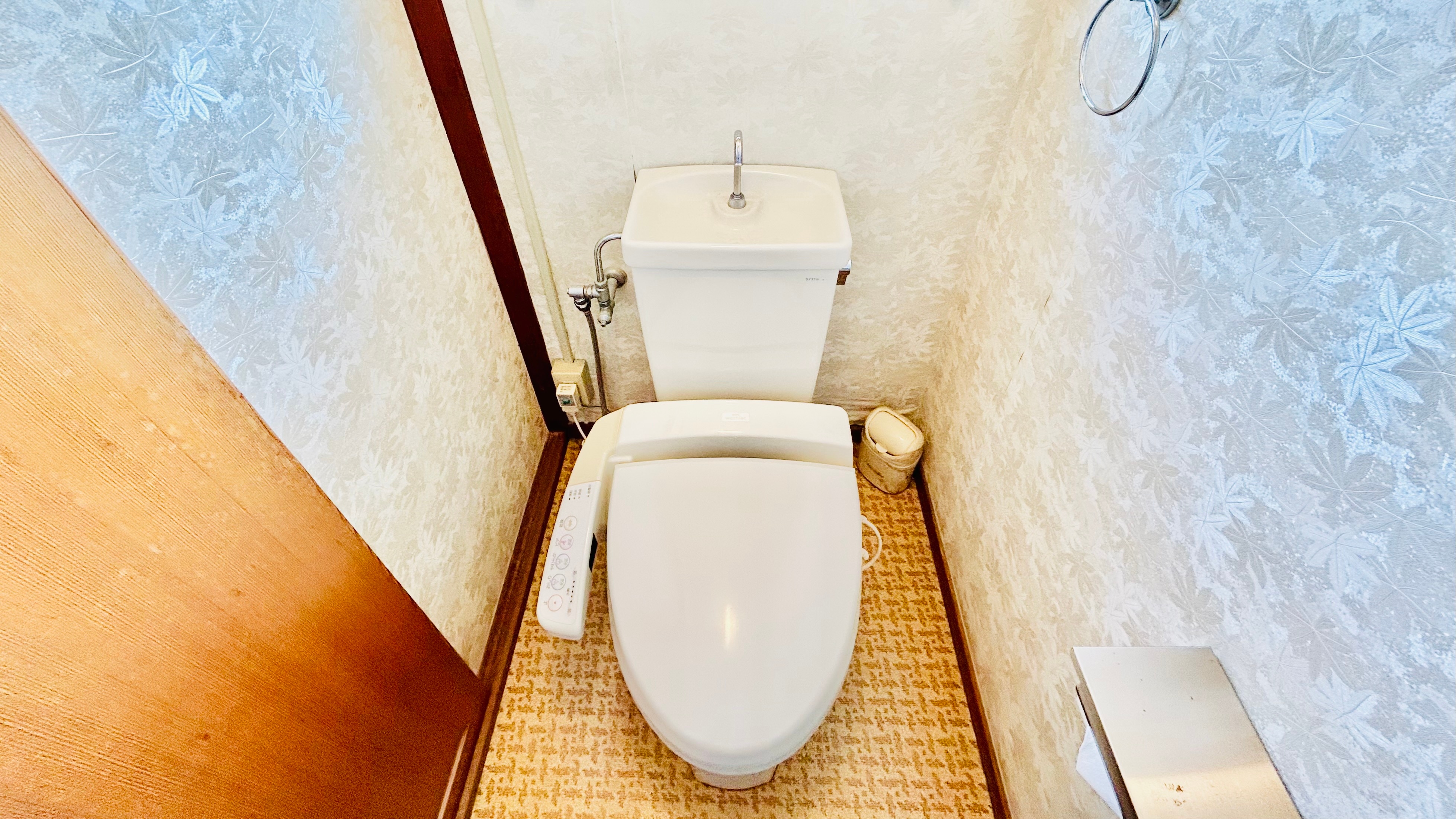 [6 tatami Japanese-style room] An independent, separate type toilet.