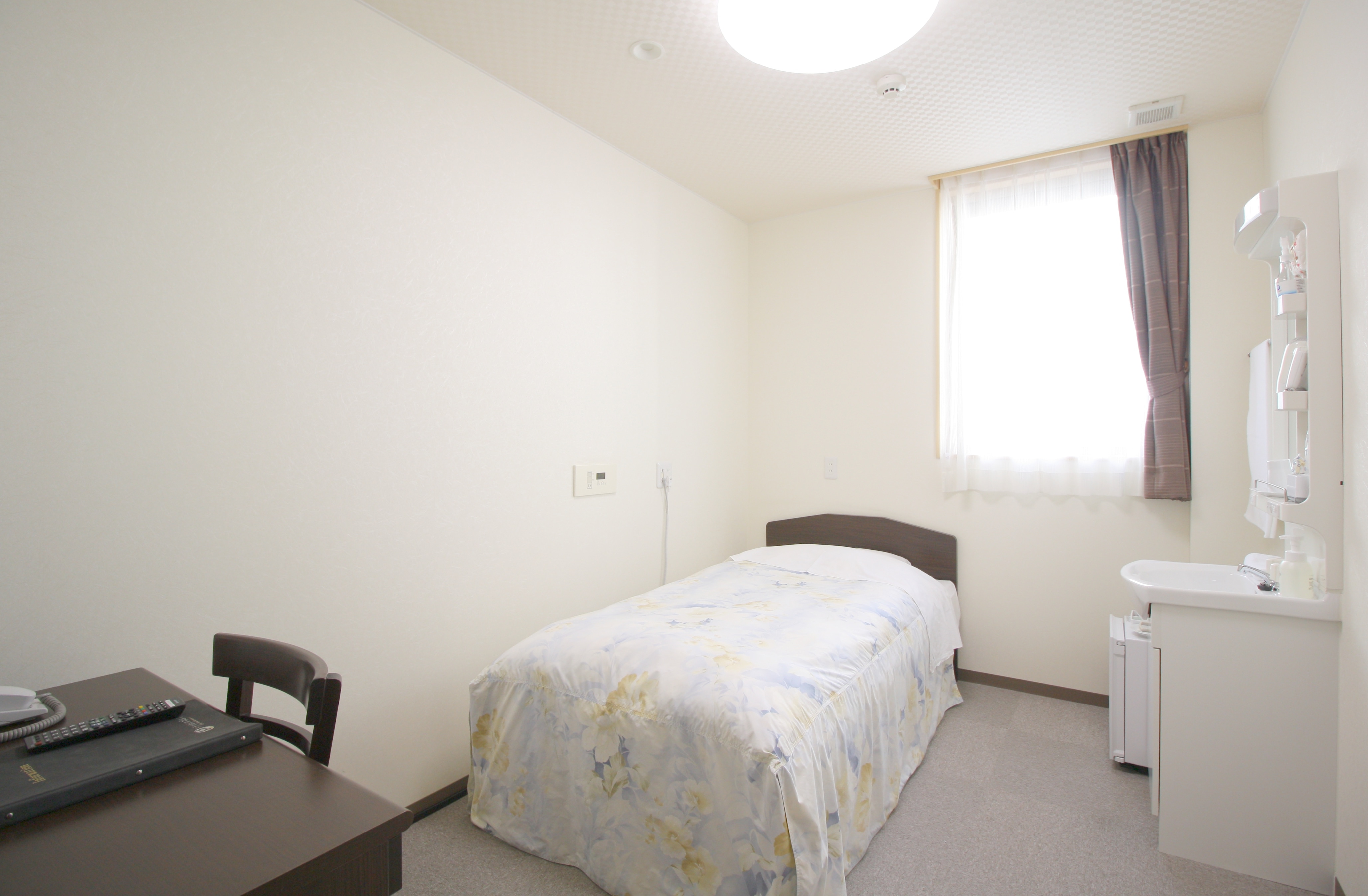 [Guest Rooms] [Single (non-smoking/smoking)] No toilet/bathroom/All rooms equipped with Wi-Fi