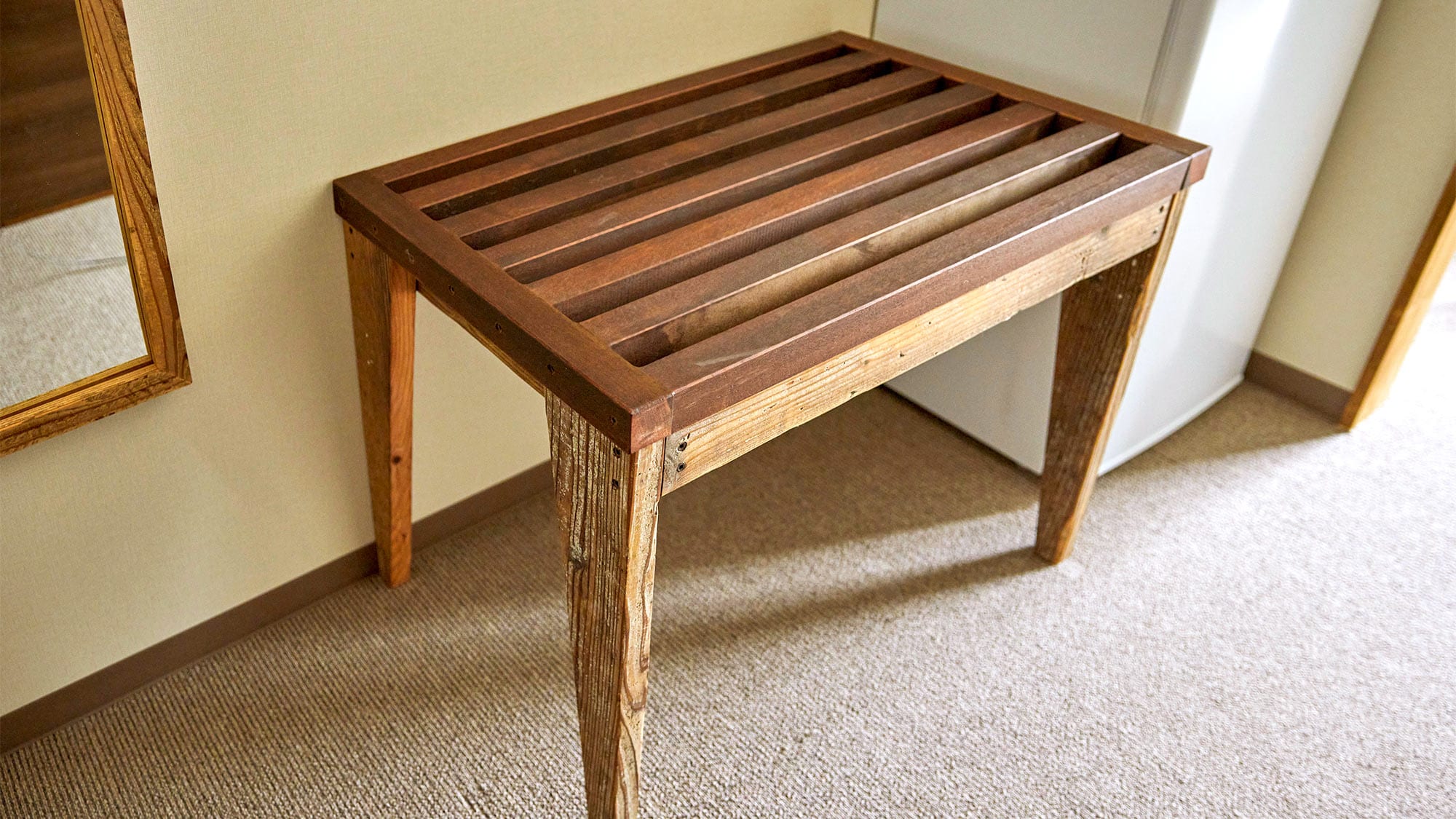 [Baggage rack] All rooms are equipped with luggage racks. You can place your suit there.