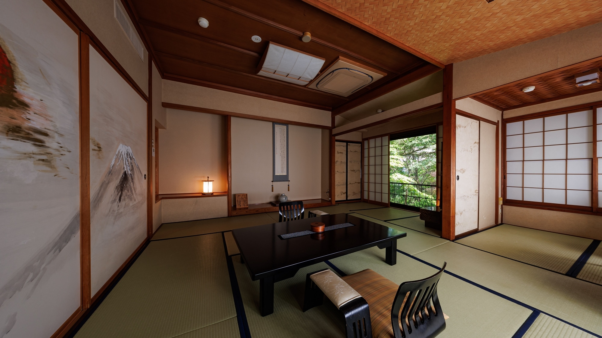 ■ [Fuji] Main building Japanese-style room, 14 tatami mats / Overlooking the Japanese garden reflecting the four seasons