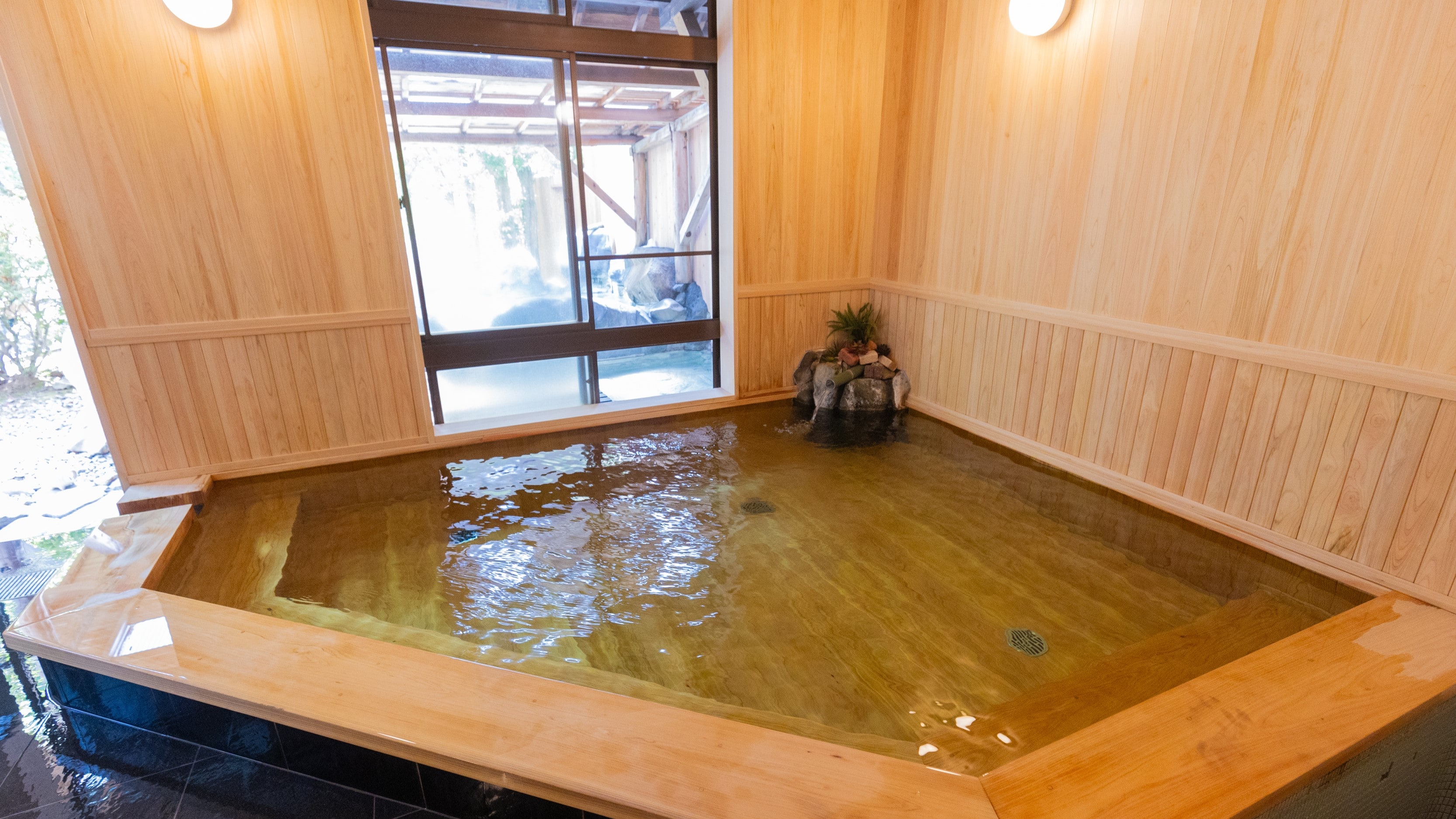 <Renovated> Large communal bath/indoor bath: Also known as "God's Bath" and springing from under the worship hall of Shio Shrine.