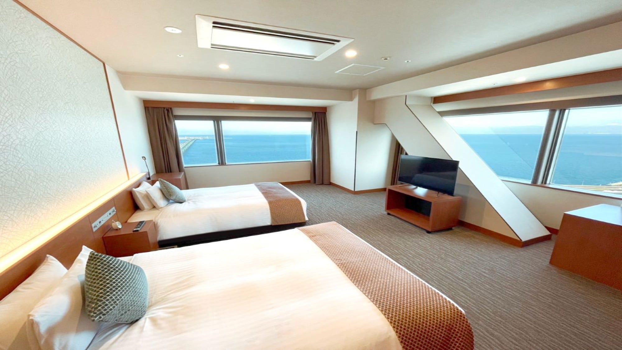 Deluxe Corner Twin Bay View Room