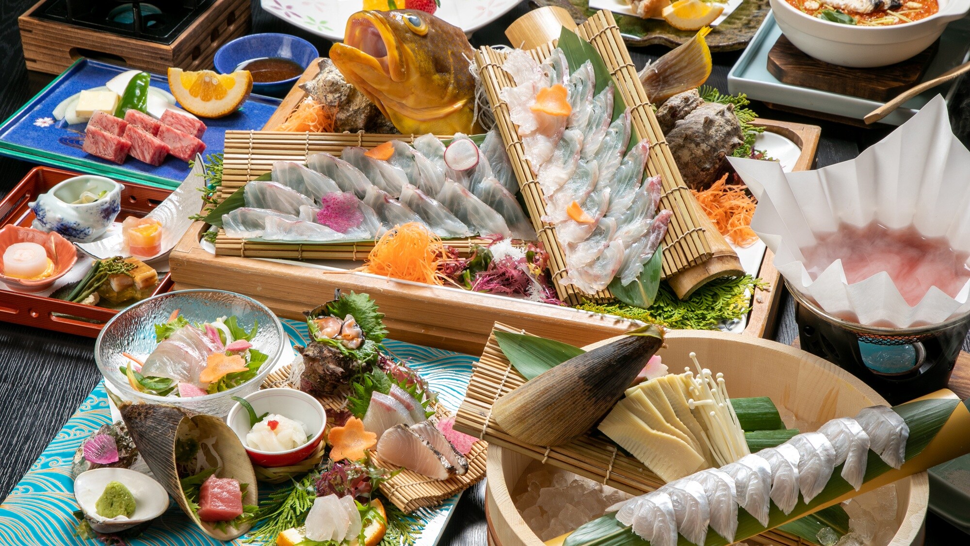 [Dua hidangan kaiseki gourmet utama] Sashimi ikan utuh yang dikirim langsung dari Laut Genkai & 80g daging sapi lokal dipanggang di atas piring porselen! Spesialisasi kami, shabu-shabu ikan musiman, juga tersedia♪