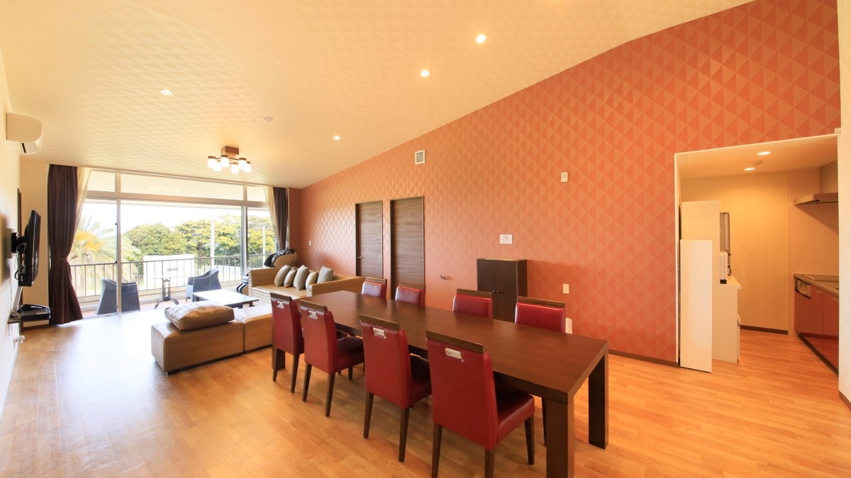 [Pet-friendly Grand Room Example] A room with three bedrooms and a capacity of 8 people. This is the largest room in our hotel.