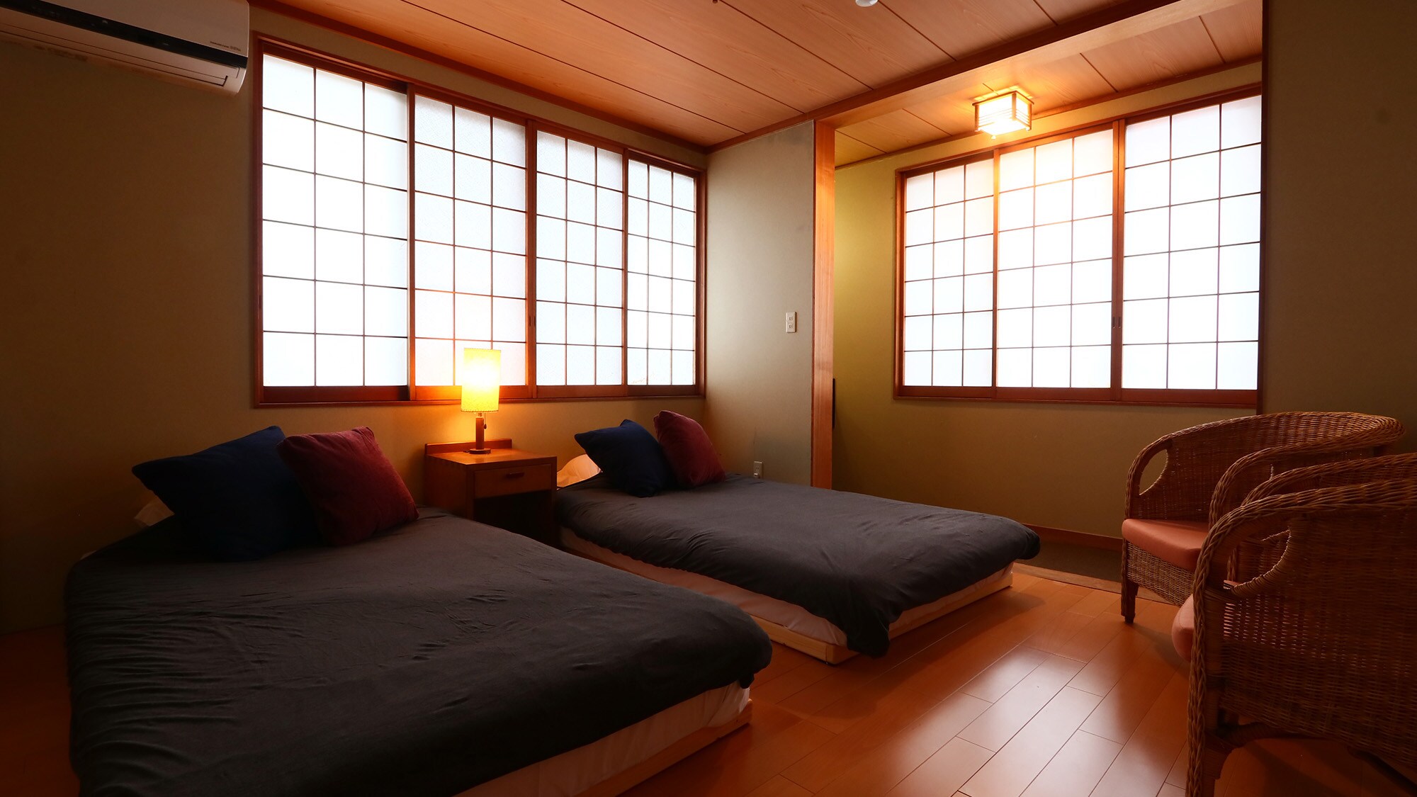 The twin bed rooms are equipped with a washbasin and a toilet with a bidet.
