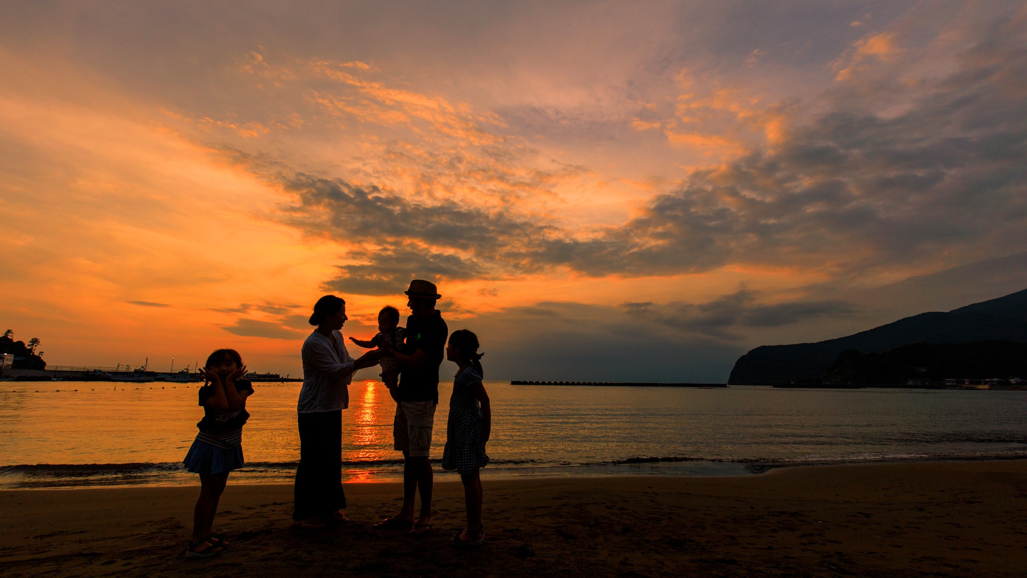 海灘就在您面前！不僅白天美麗，晚上也很美麗。