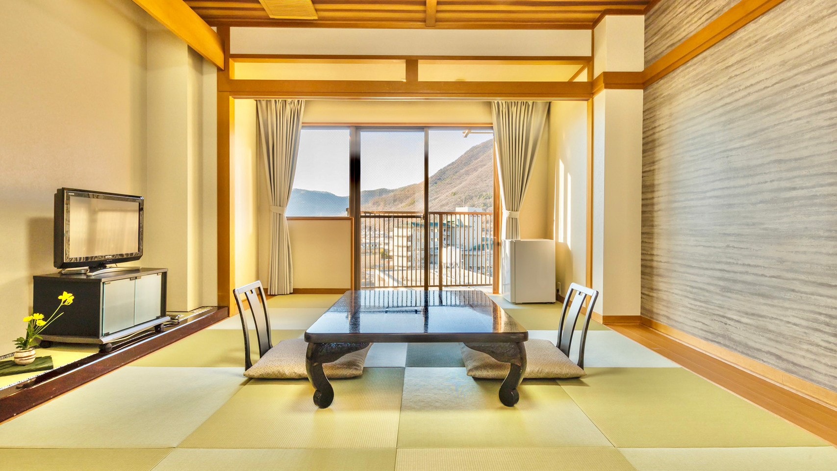 [Standard * Japanese-style room] A guest room where you can sleep on a futon. A small, relaxing space with Ryukyu tatami mats.