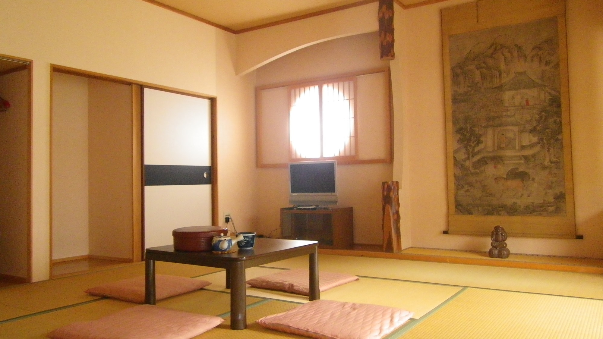 *Japanese-style room: A traditional style room with soft sunlight streaming in. *Please note that you cannot choose between a Japanese-style room or a Western-style room.