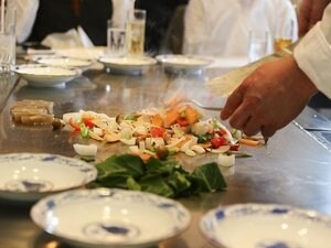 由廣島廚師打造的以當地農產品為主題的現場廚房自助餐廳