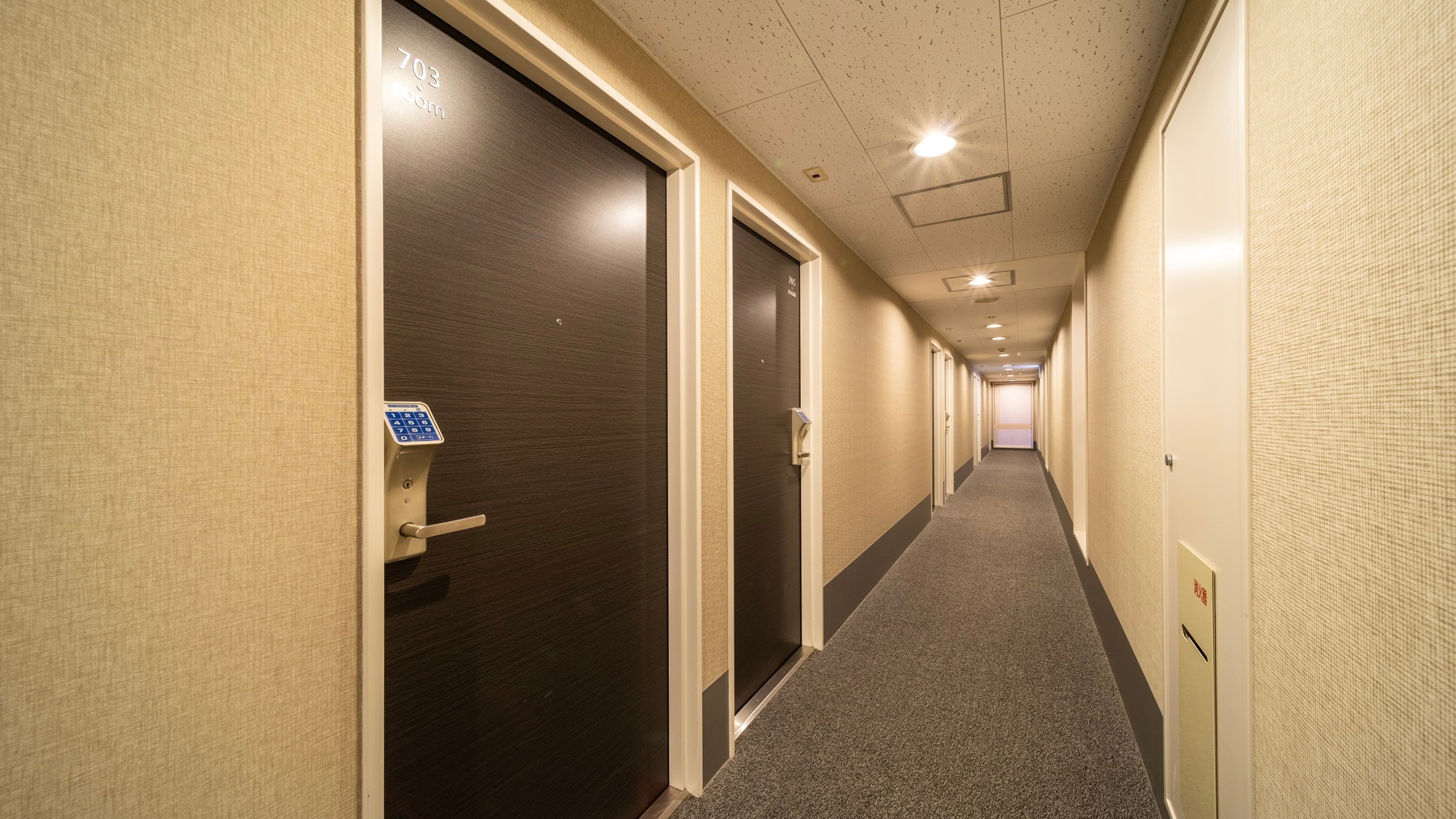The hallway in front of the guest rooms looks neat and tidy like this ♪