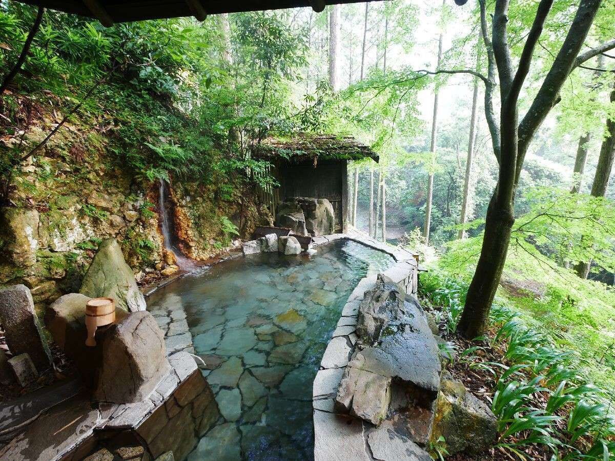 Pemandian obat terbuka yang menghadap ke Lembah Makihara