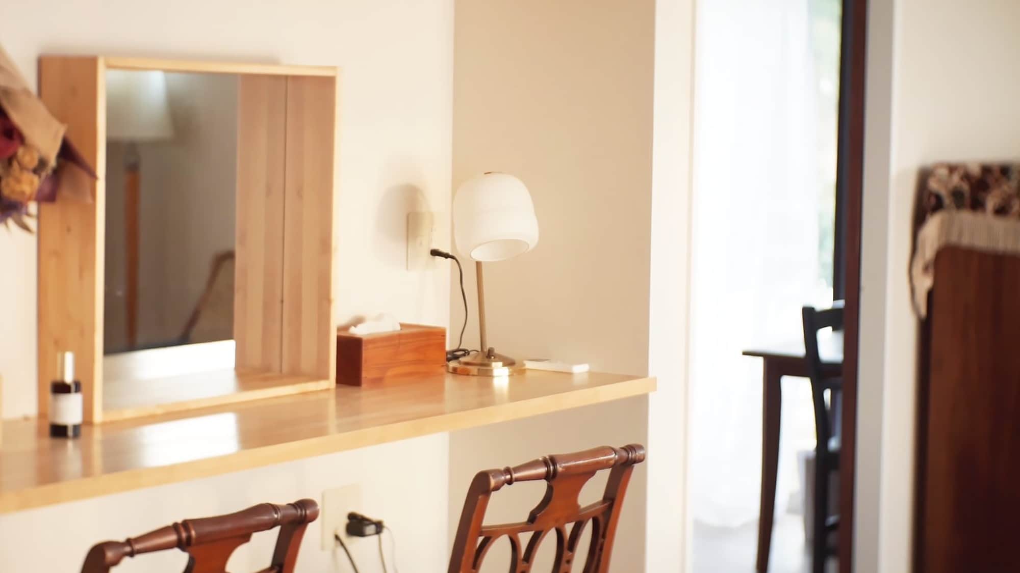 ・[Phòng khách] Có lắp gương trên mặt bàn. Chuẩn bị vào buổi sáng