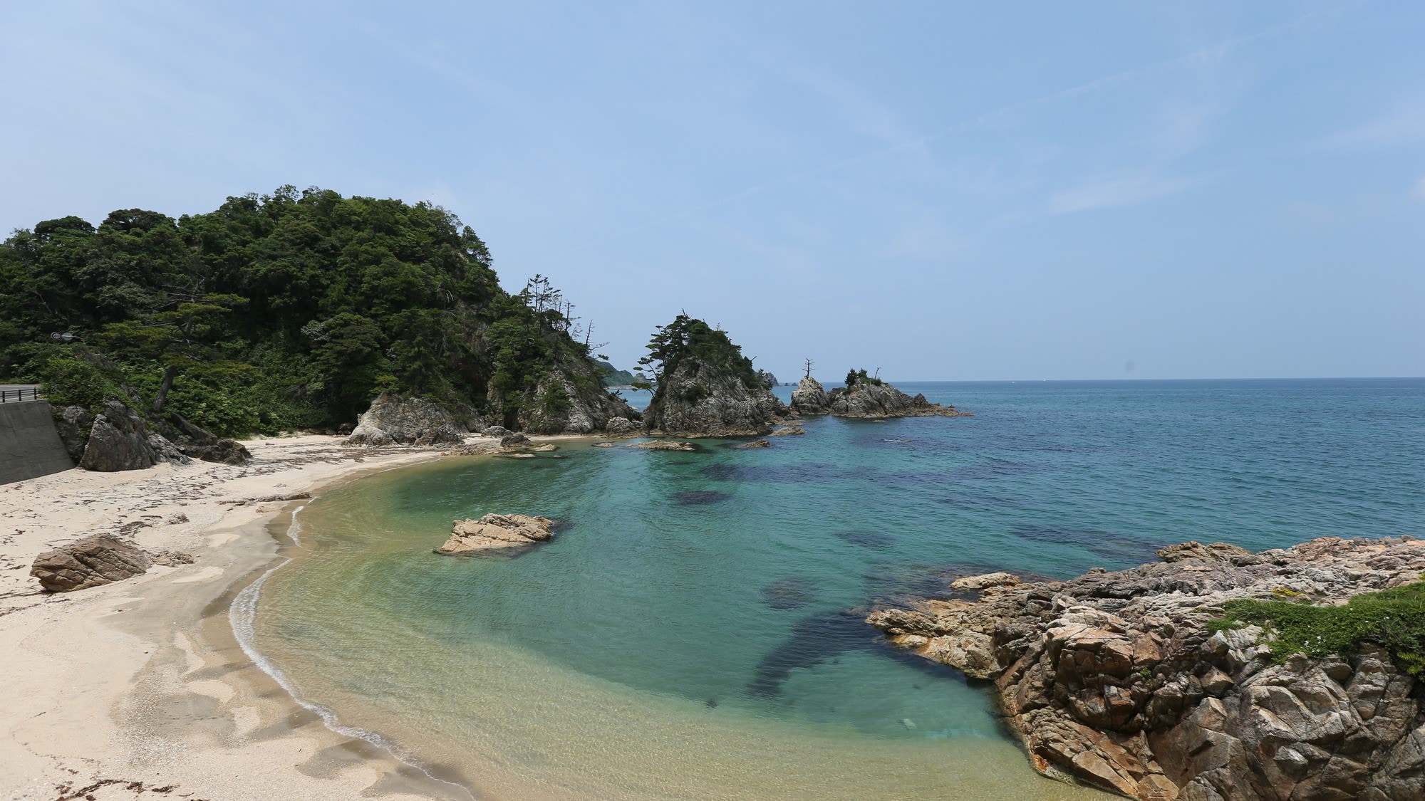 [ชายหาดฮิงาชิฮามะ] คุณสามารถว่ายน้ำในถ้ำเล็กๆ เล่นบนโขดหิน และเพลิดเพลินกับการตกปลา