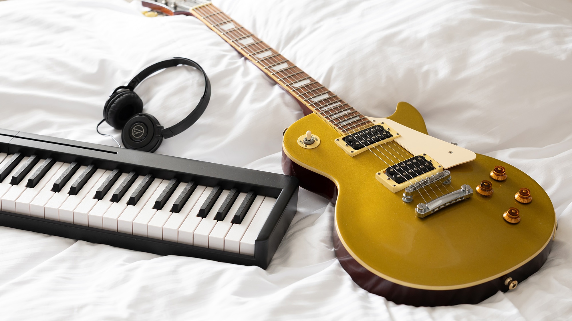 貸出品｜キーボードやエレキギターなど、ホテルには珍しいアイテムを揃えました。