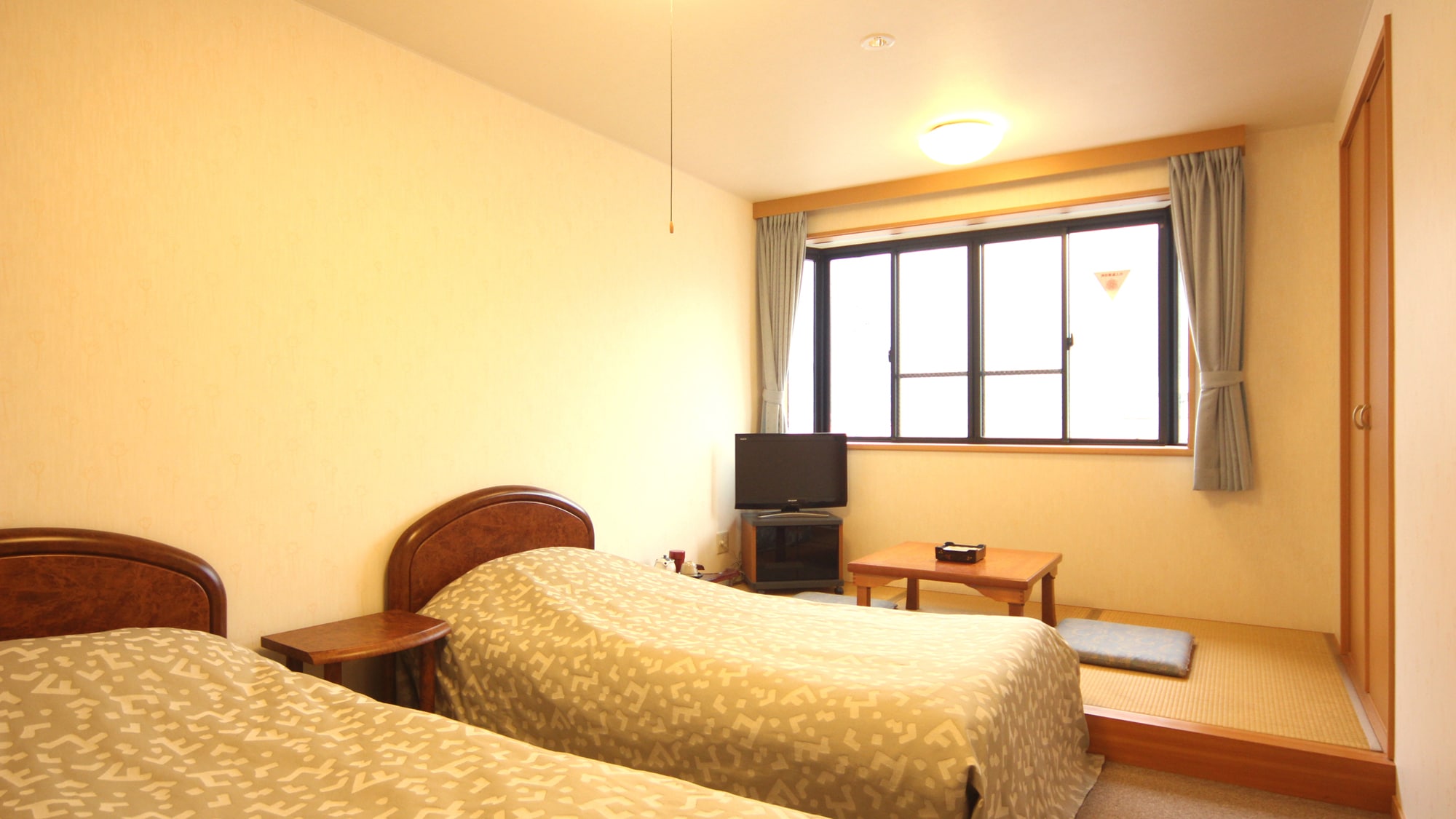 Kamar bergaya Jepang-Barat yang menghadap gunung (tanpa kamar mandi atau toilet) Kamar yang menghadap gunung ini memiliki ruang tatami dan tempat tidur di kamar yang sama.