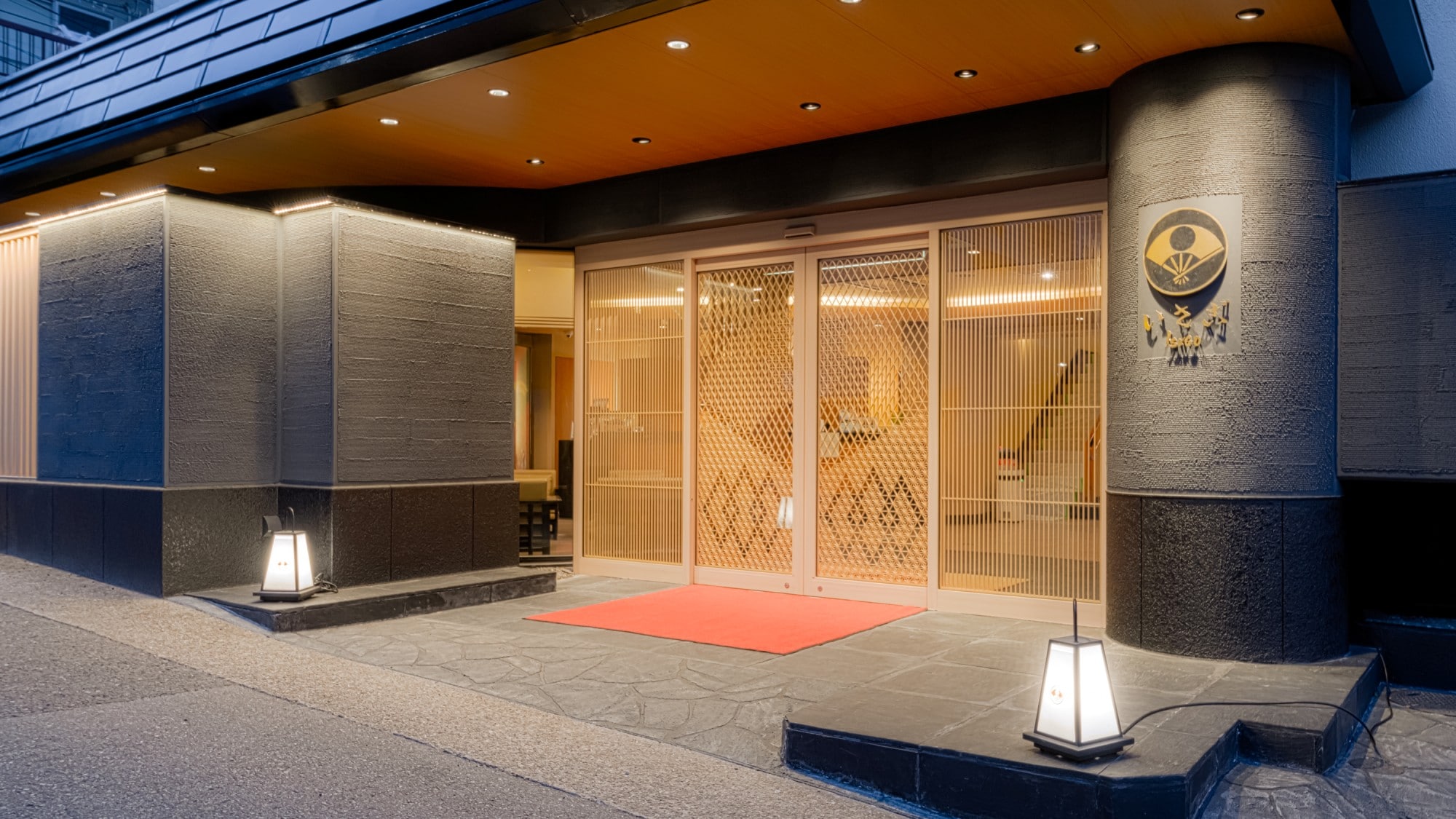 [Penampilan] Penampilan dengan kerajinan tradisional Jepang seperti plesteran di dinding luar dan kumiko bekerja di pintu.