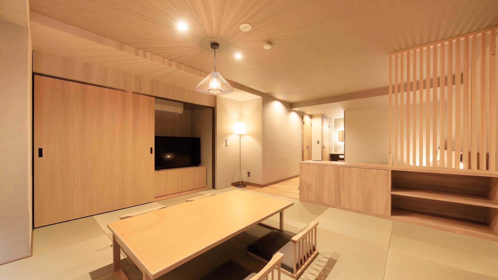 [ห้องพักแบบญี่ปุ่นผสมตะวันตกสำหรับ 4 ท่าน พร้อมอ่างอาบน้ำกึ่งเปิดโล่ง] ห้องพักที่มีสีสันสดใส (ตัวอย่าง)