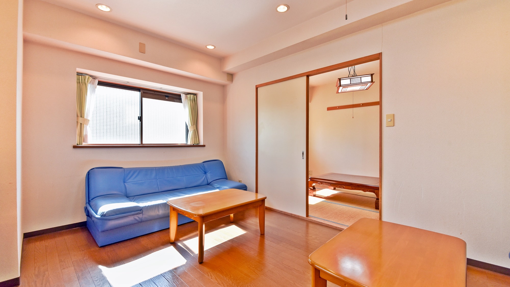 *[Ví dụ về tòa nhà chính/2LDK] Có một chiếc ghế sofa lớn trong phòng khách. Xin hãy dành thời gian và thư giãn.