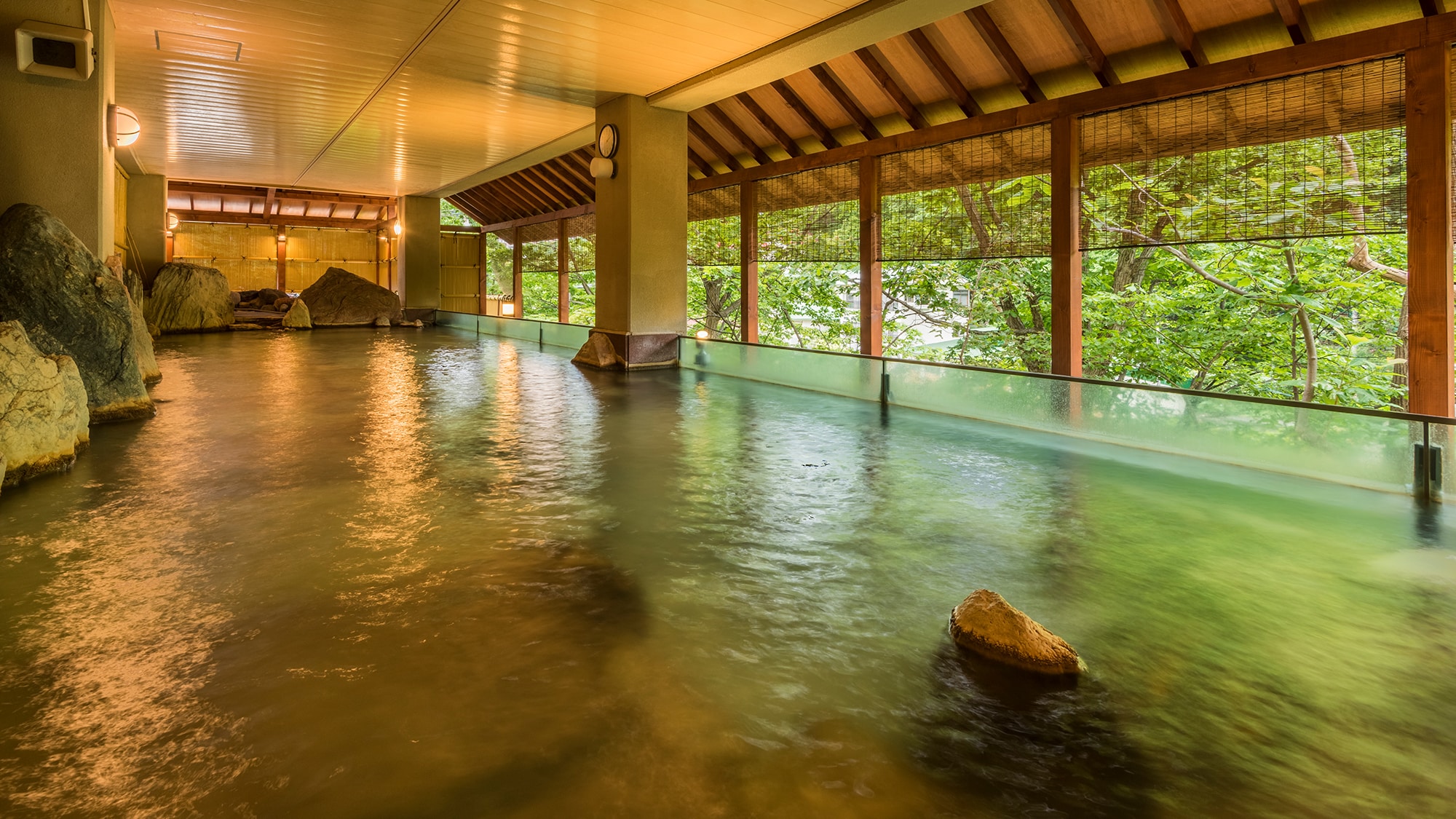 [Yusuikyo] <Lantai dasar gedung utama 1-2F> Pemandian umum yang luas dengan berbagai pemandian termasuk pemandian udara terbuka, jacuzzi, dan sauna.