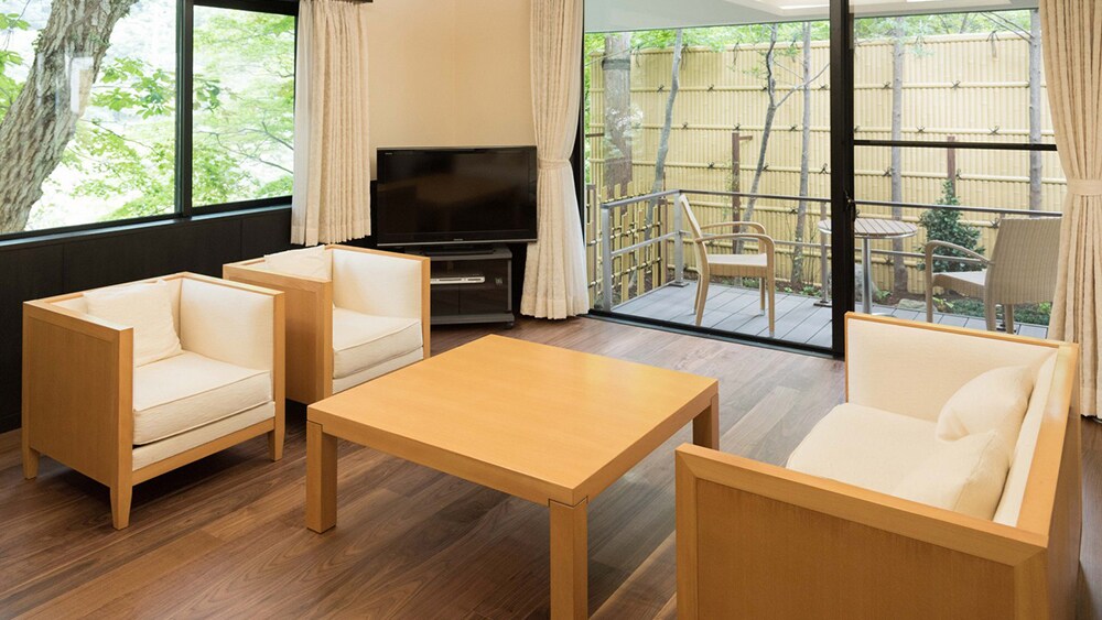 [絲綢-KINU-] 客廳和露台煥然一新。地板很暖和，光腳就能感受到現代木頭的溫暖。