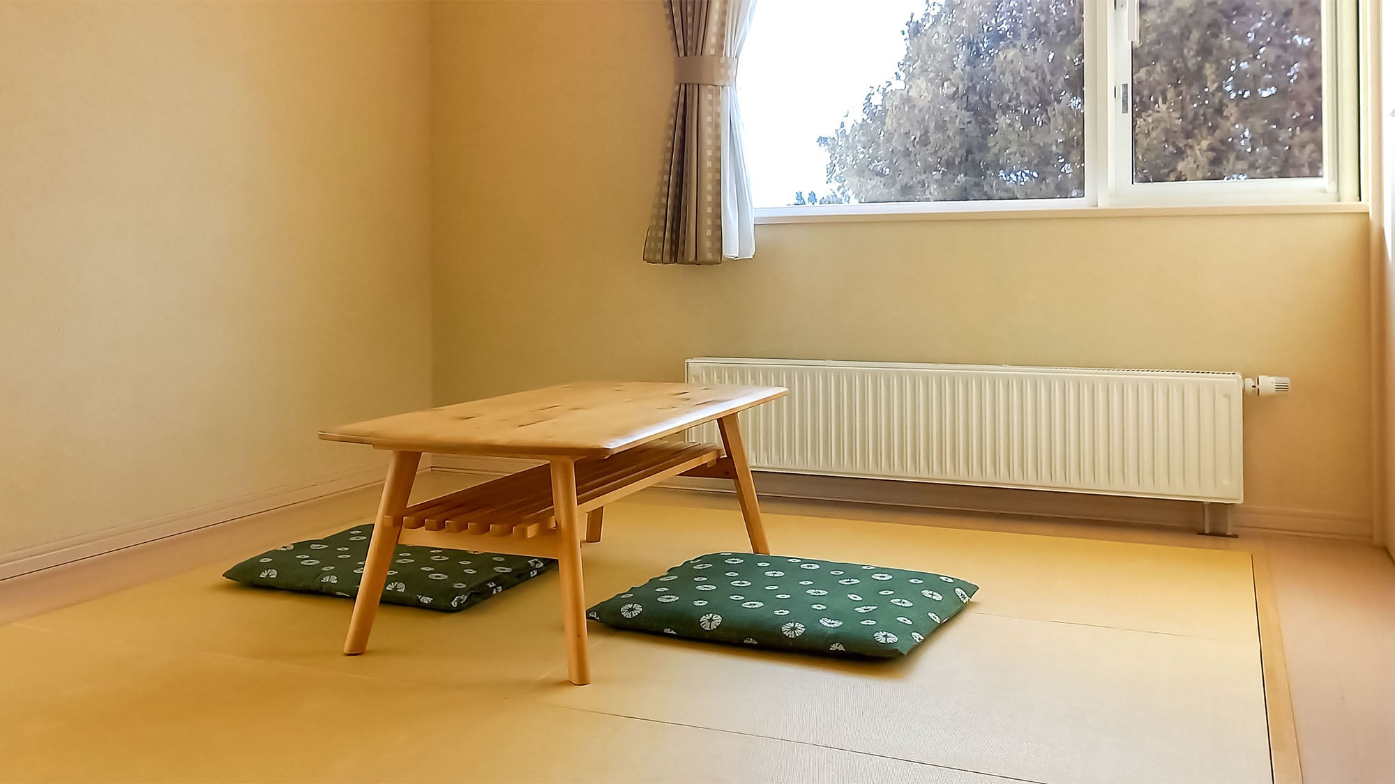 Ini adalah kamar bergaya Jepang-Barat di mana Anda dapat bersantai dengan beberapa tikar tatami di lantai.
