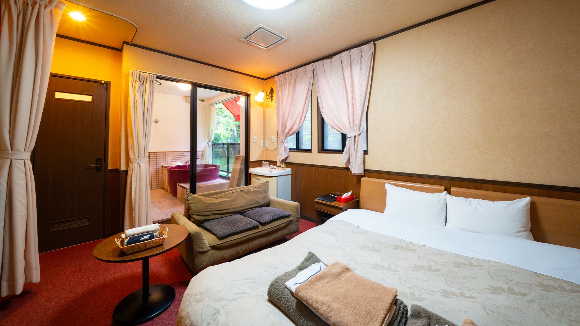 [Gedung utama lantai 2 / Kamar dengan kamar mandi teras terbuka] Kamar ganda dengan kamar mandi keramik di teras.