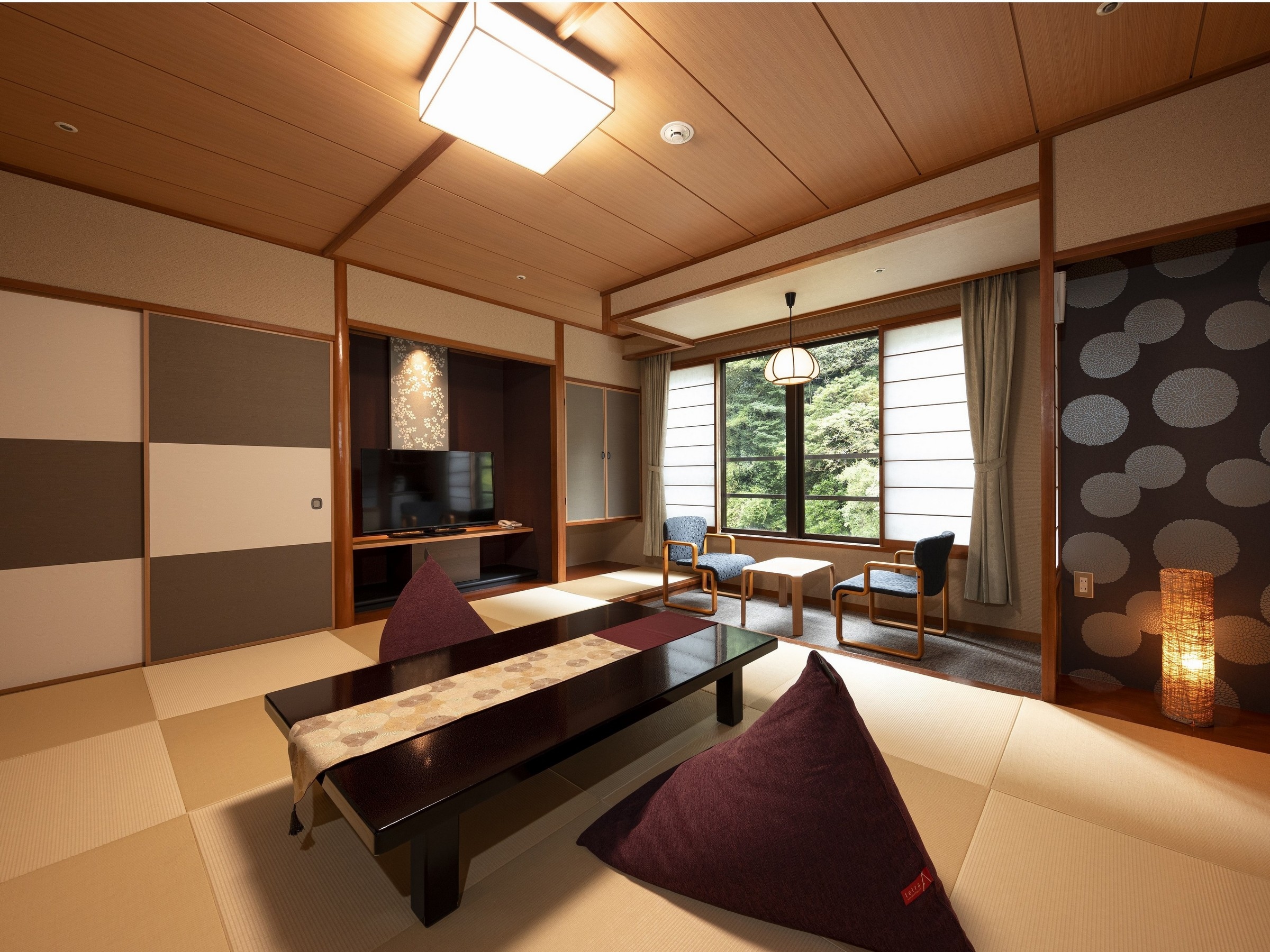 [ตัวอย่างห้องพักสไตล์ญี่ปุ่นที่ปรับปรุงใหม่] ห้องสไตล์ญี่ปุ่นรูปแบบใหม่ที่คุณสามารถผ่อนคลายด้วยหมอนอิงลูกปัดนุ่มๆ และความงามของลำธารบนภูเขา