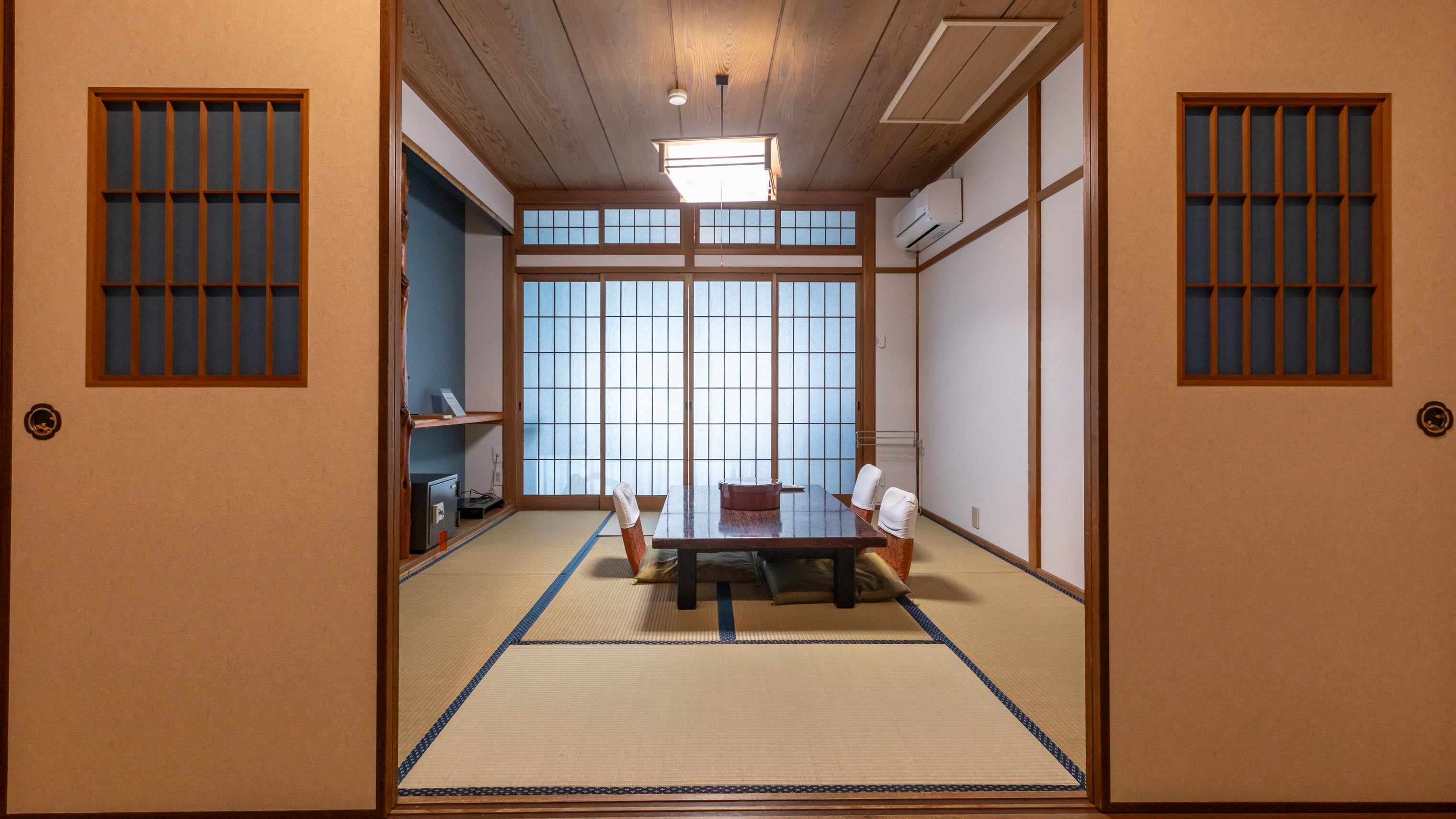 [Non-smoking] Japanese-style room for 2-4 people (with toilet and shared bathroom)