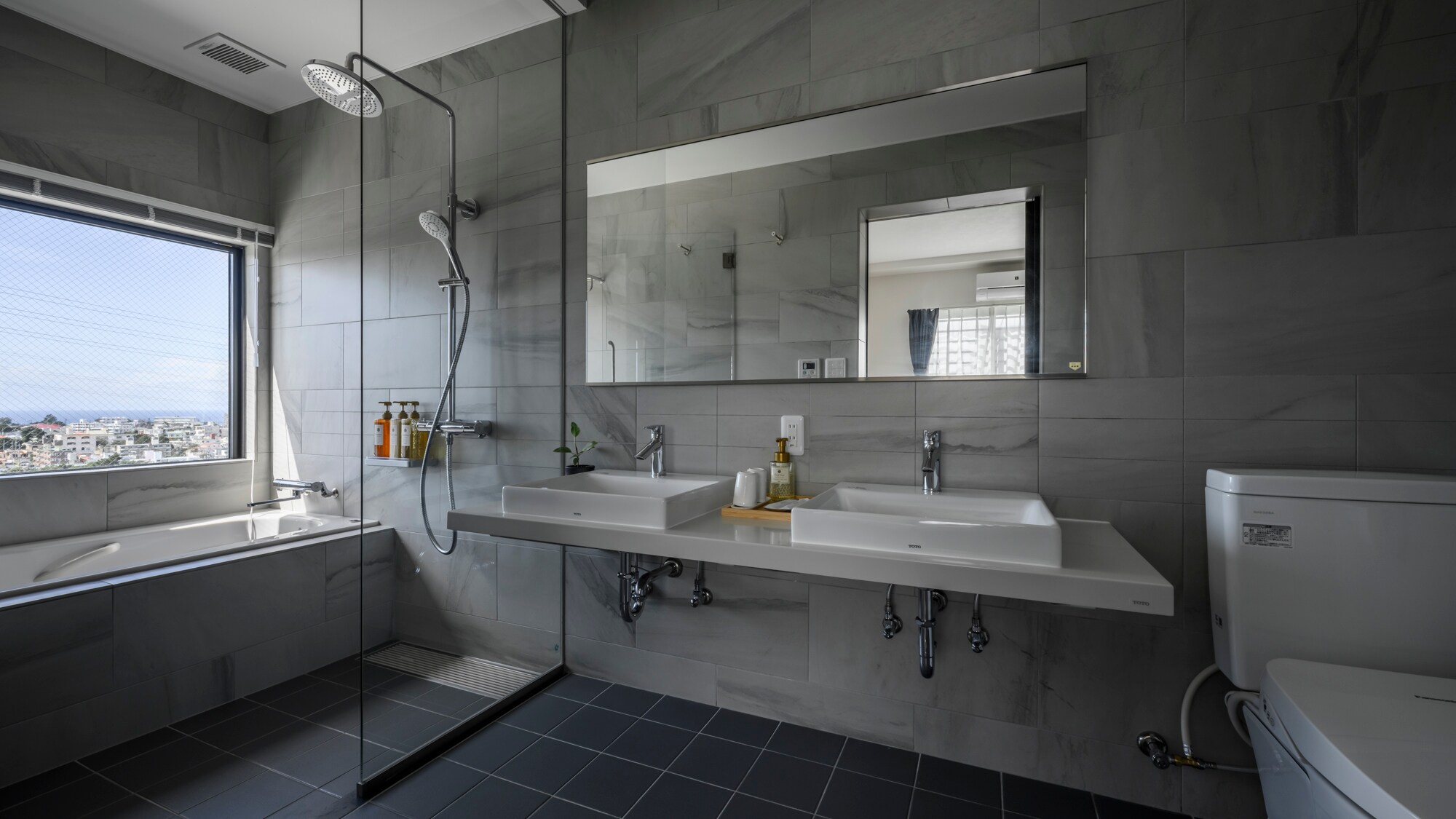 Executive Sky Master Bedroom Private Bathroom