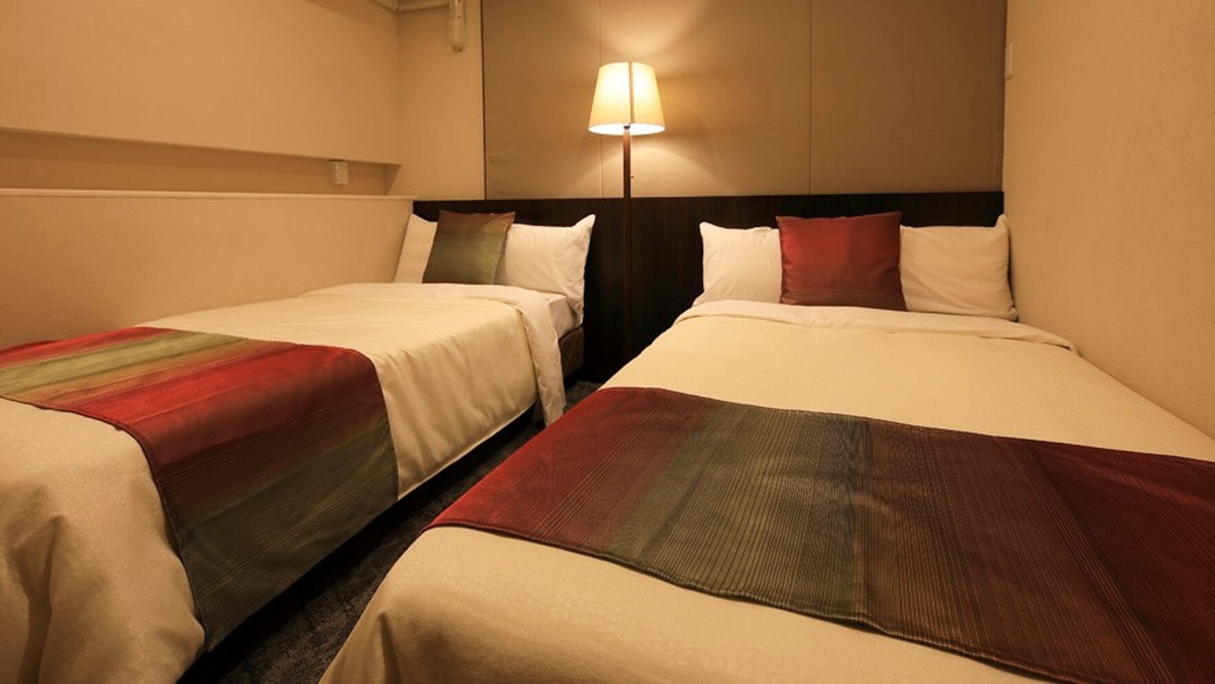 [Phòng suite cao cấp] Tất cả các giường đều được trang bị nệm chất lượng cao, có độ đàn hồi cao mang đến giấc ngủ thoải mái.