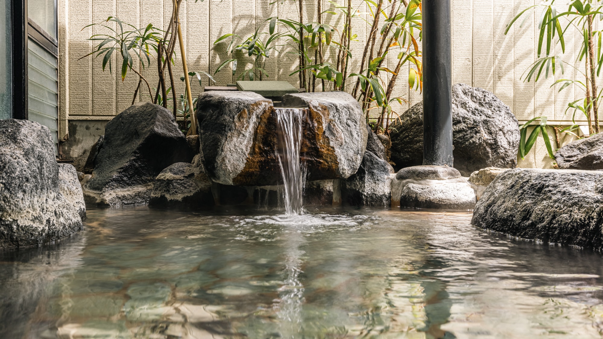 Garden open-air bath/Enjoy Toi's beautiful hot springs while looking out at the garden