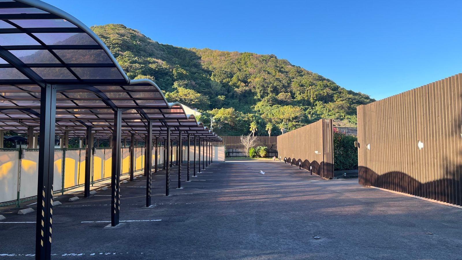 [Parking] Travelling by car is also possible with peace of mind! Free parking is available exclusively for guests staying at the hotel.