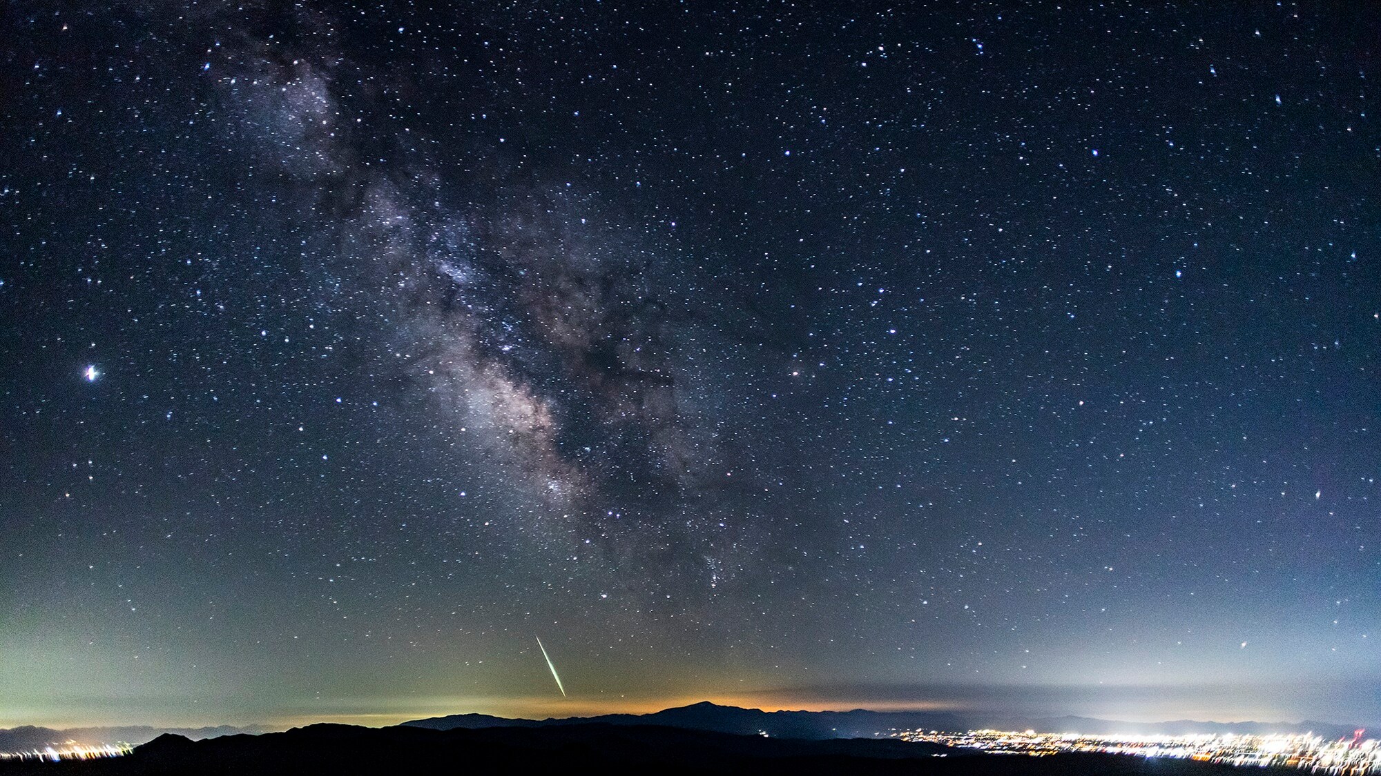 *[Night view of Chokai Sanso] Looking up at the stars shining in the night sky
