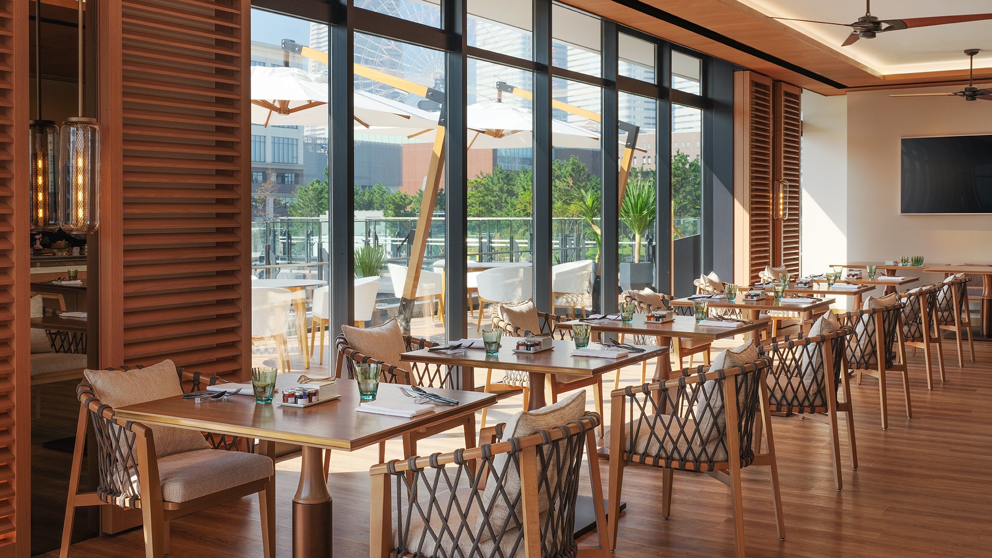 Di dalam restoran dan bar "Larboard"