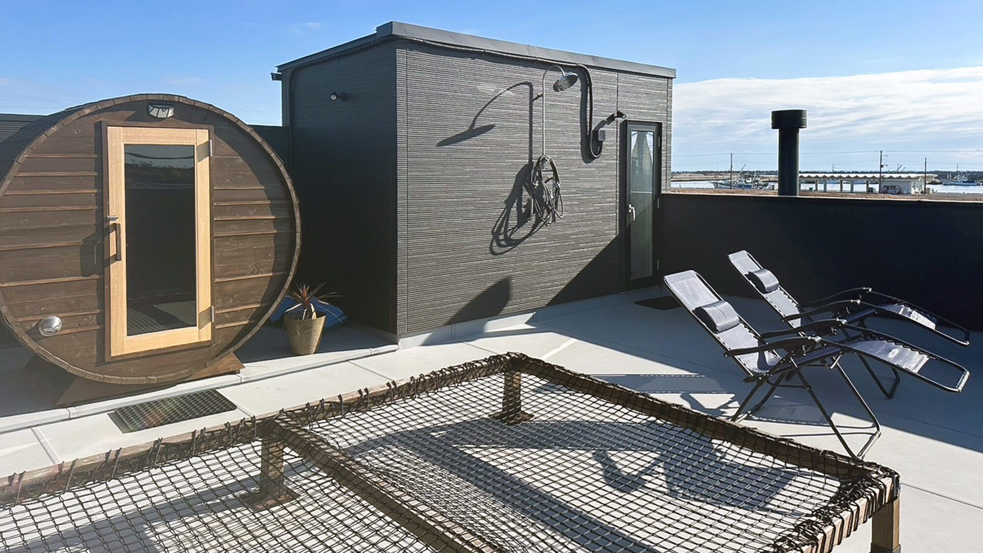 ・[Sauna] The sea is right there! Surrender yourself to the sea breeze and feel the scent of the ocean and enjoy an open-air bath.