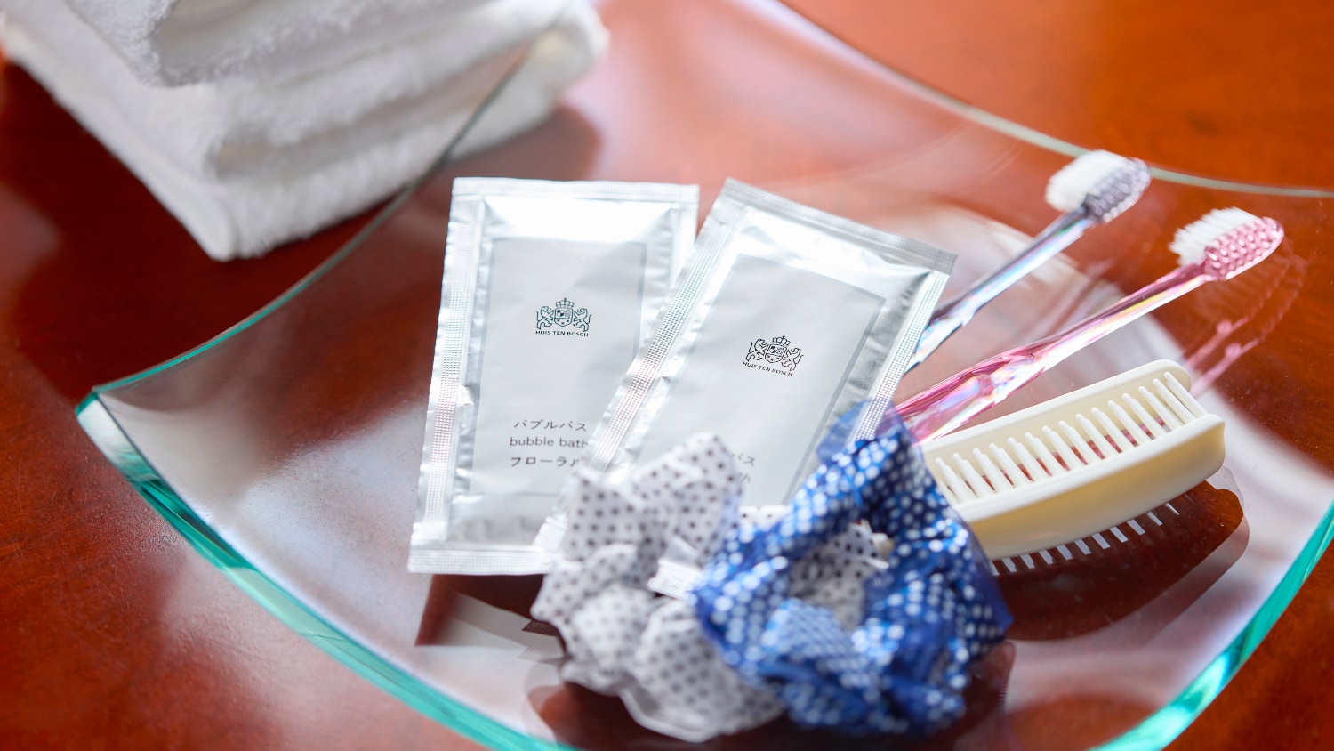 [Amenities] Toothbrushes, combs, etc. are provided.