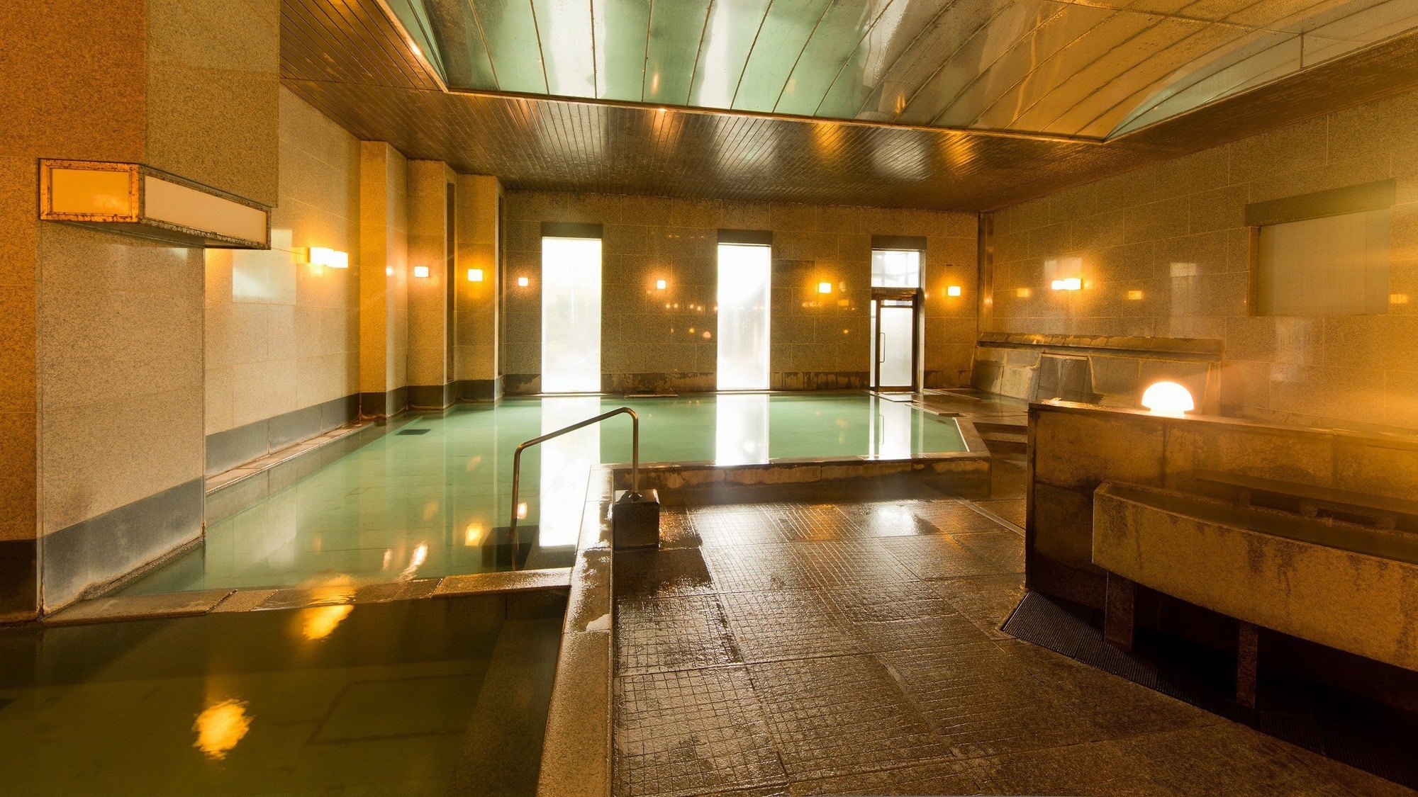 [Onsen large bath / Utatane no Yu] Men's bath (hot water in the foreground and lukewarm water in the back)