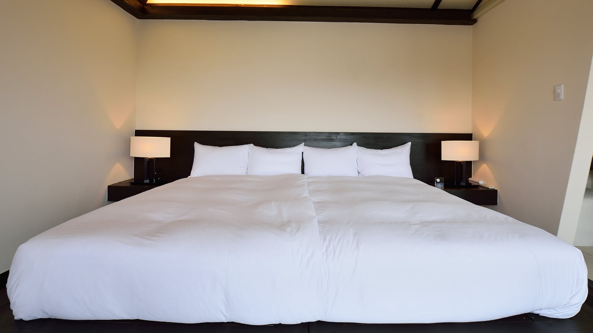 * [Bedroom] Kamar tidur Hollywood twin dengan tempat tidur semi-double juga populer dengan tempat tidurnya yang rendah.