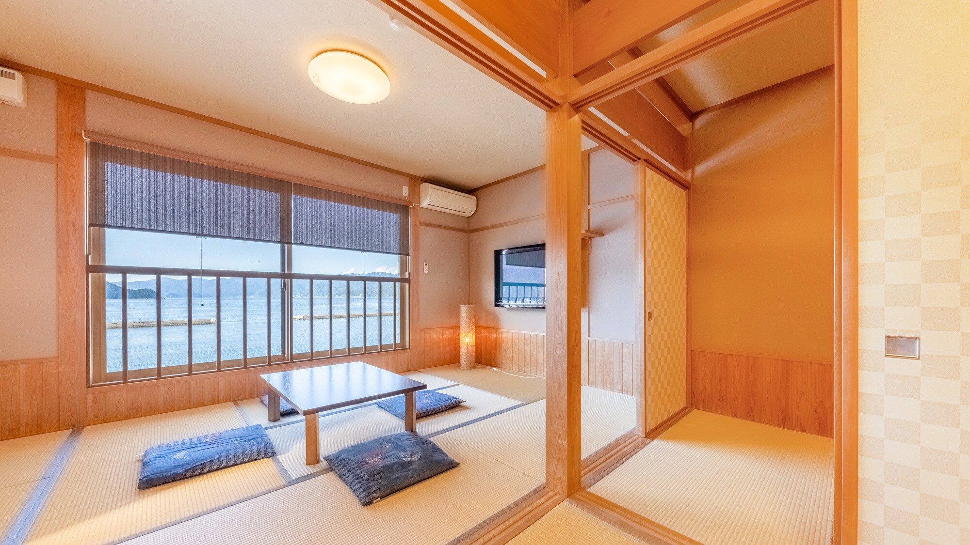 The special room "Tsuki no Ma" overlooking Tsuruga Bay is a Japanese-style space with the scent of wood and a private panoramic bath.